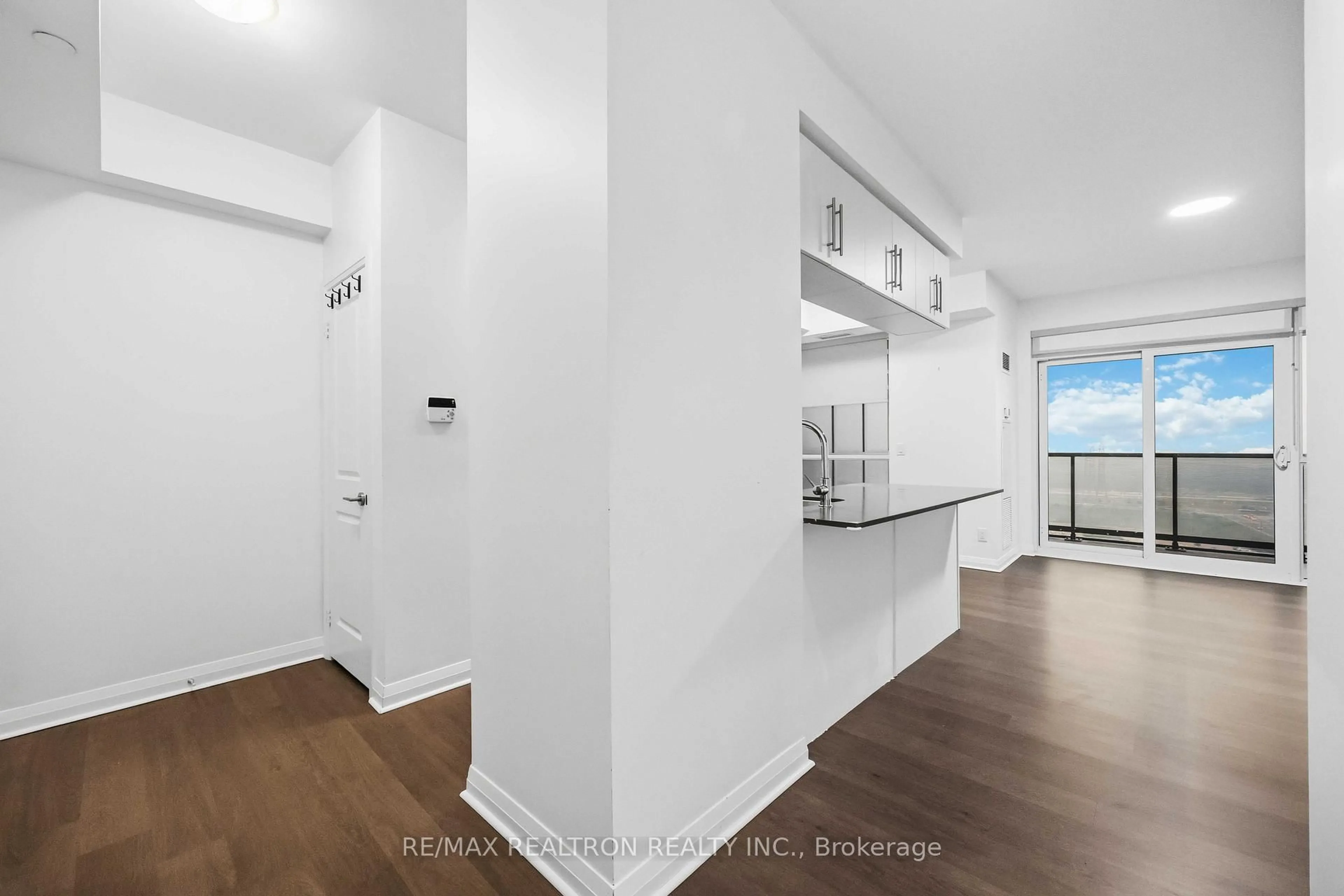 Indoor entryway for 55 Oneida Cres #1904, Richmond Hill Ontario L4B 0E8