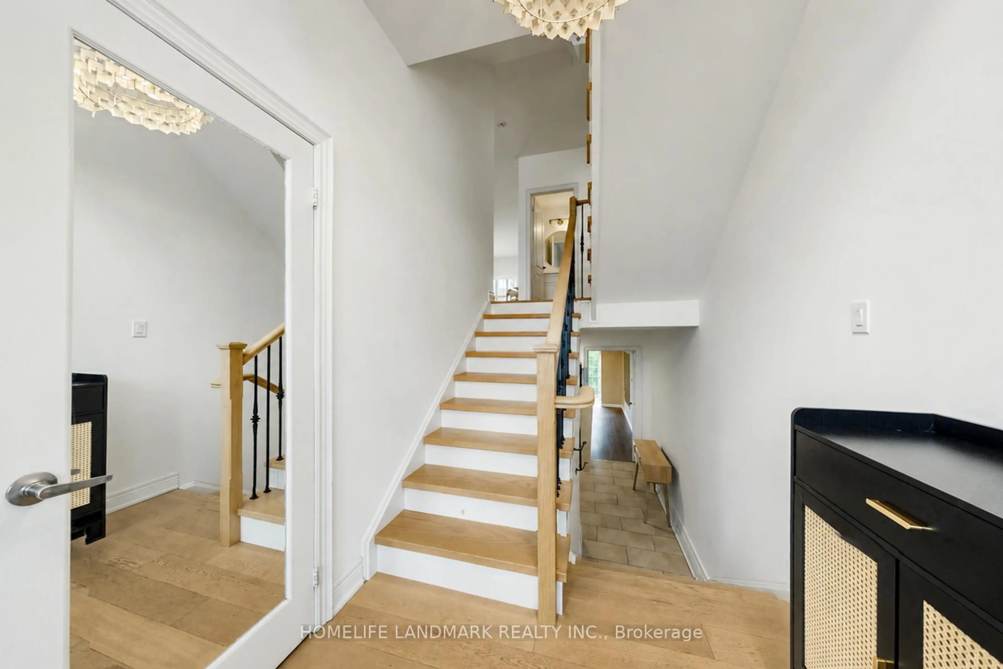 Indoor foyer for 8900 Bathurst St #27, Vaughan Ontario L4J 8A7