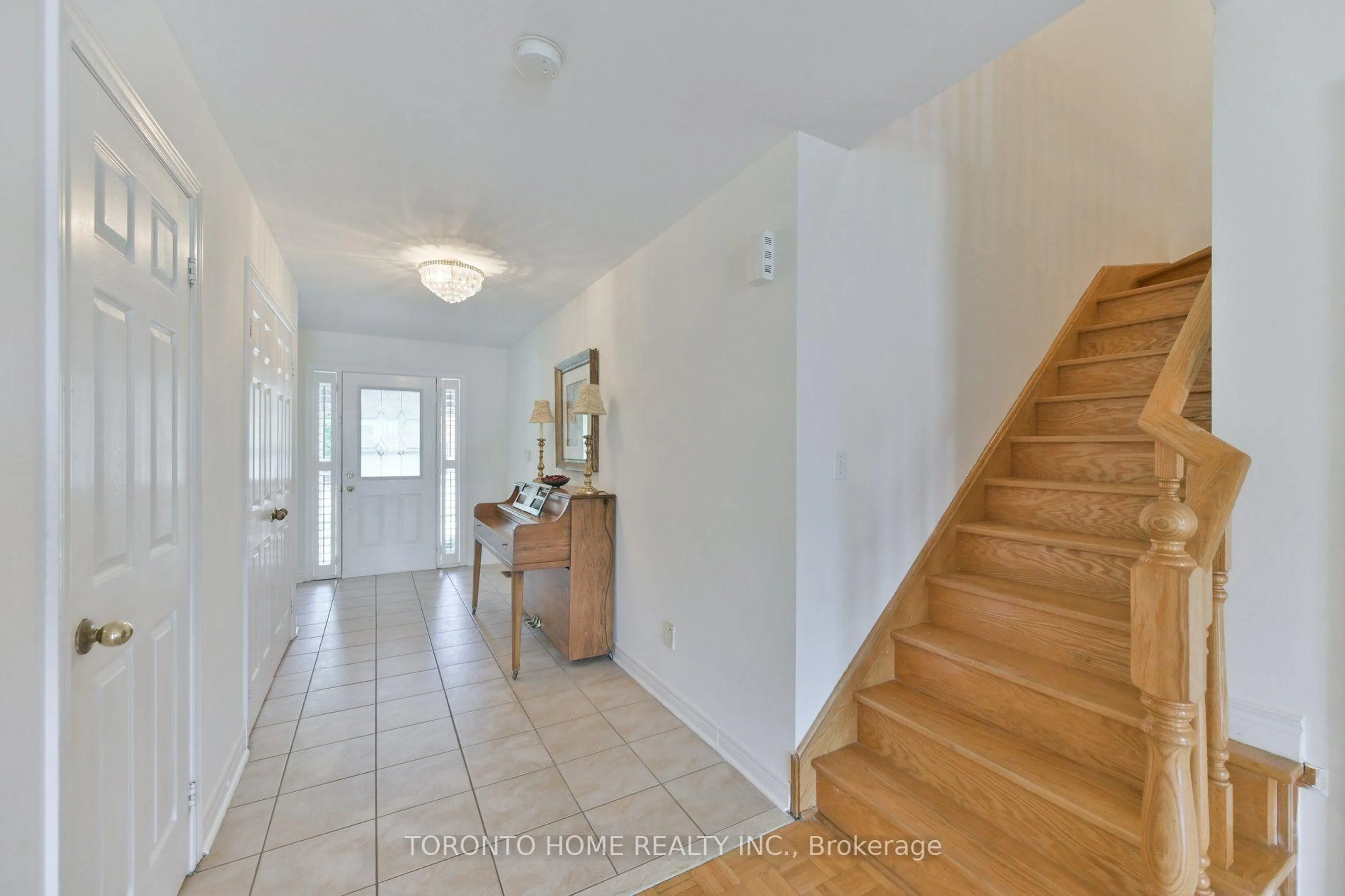 Indoor entryway for 280 Monte Carlo Dr, Vaughan Ontario L4H 1R2