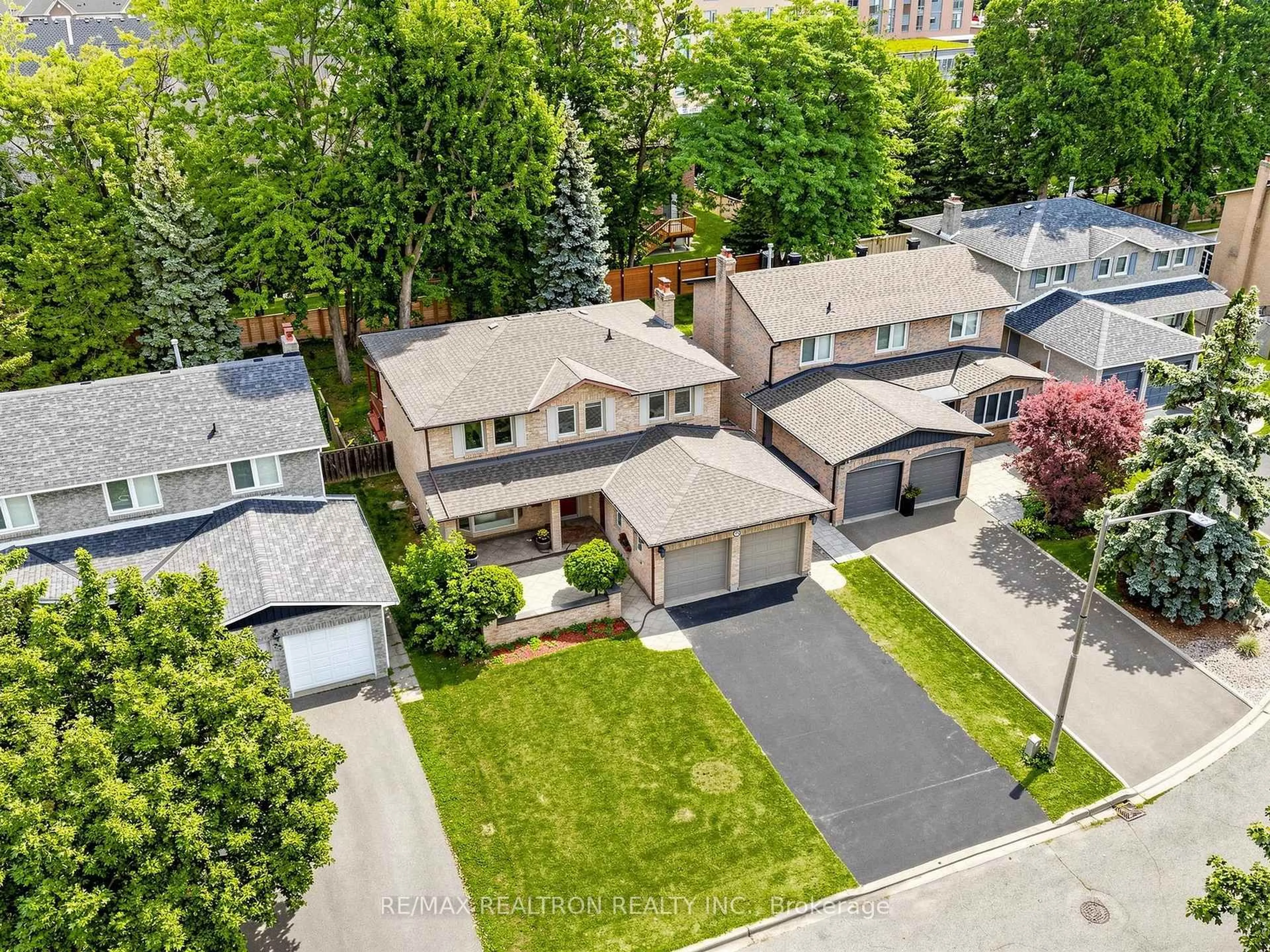 A pic from outside/outdoor area/front of a property/back of a property/a pic from drone, street for 21 Greentree Rd, Markham Ontario L3R 3A9