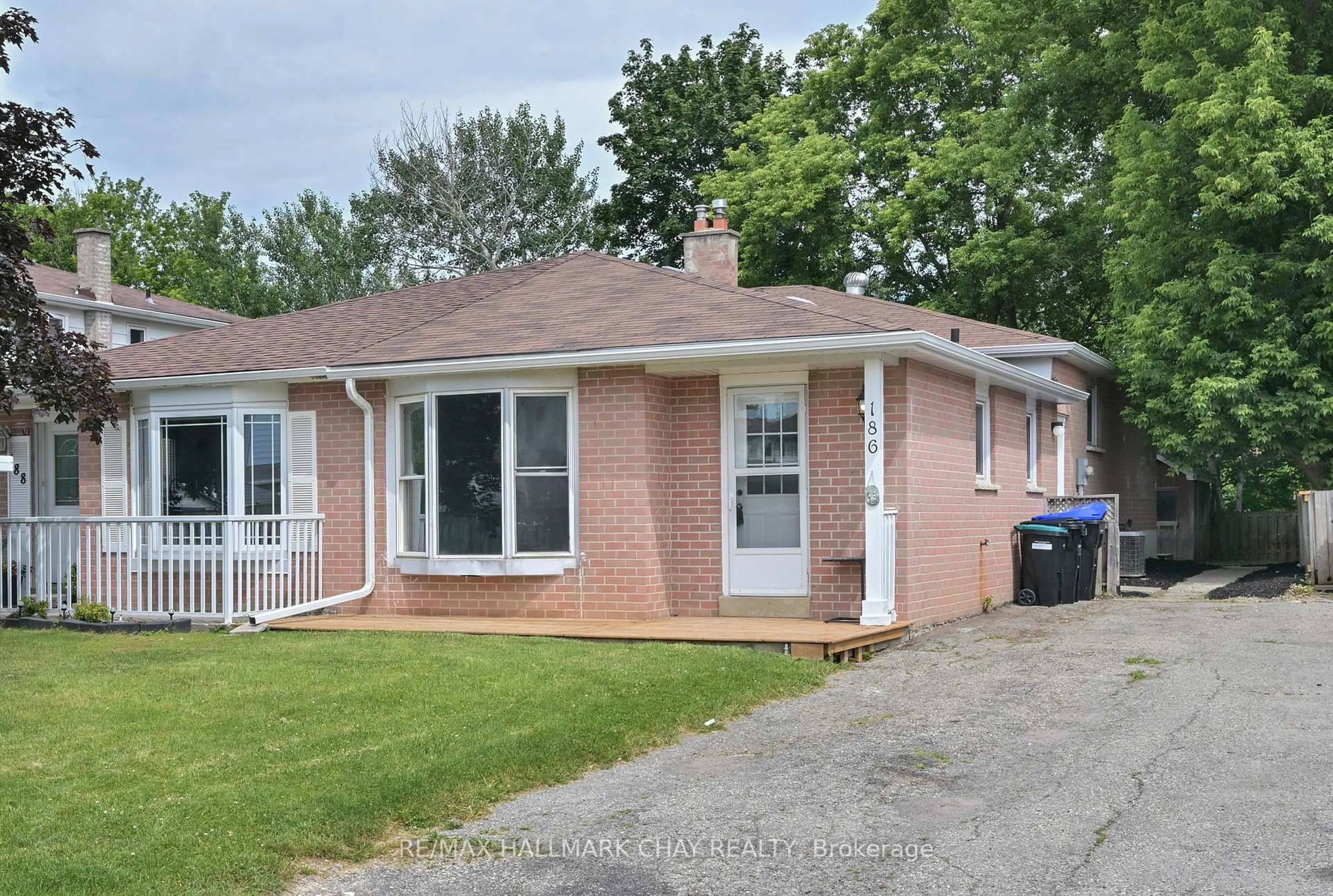Home with brick exterior material, street for 186 Beattie Ave, New Tecumseth Ontario L9R 1C1