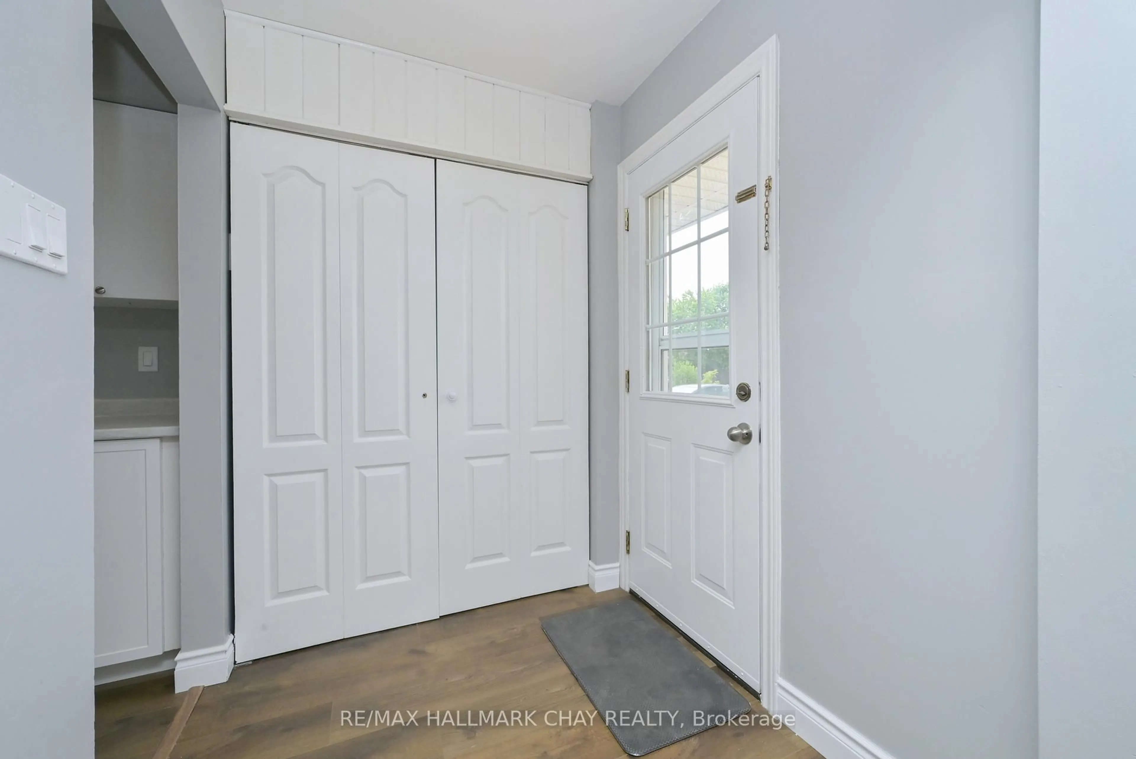 Indoor entryway for 186 Beattie Ave, New Tecumseth Ontario L9R 1C1