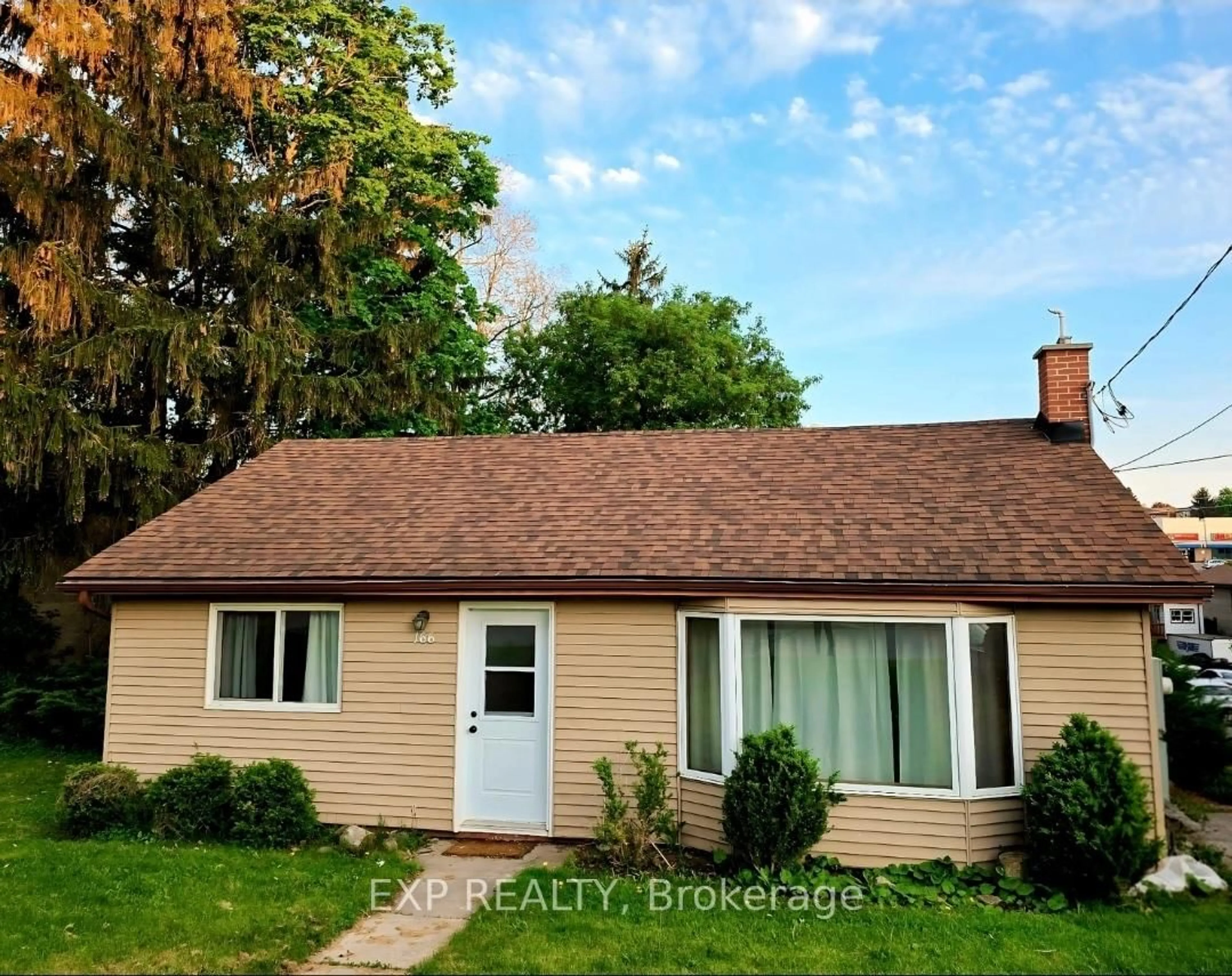 Home with vinyl exterior material, street for 166 John St, Bradford West Gwillimbury Ontario L3Z 2A7
