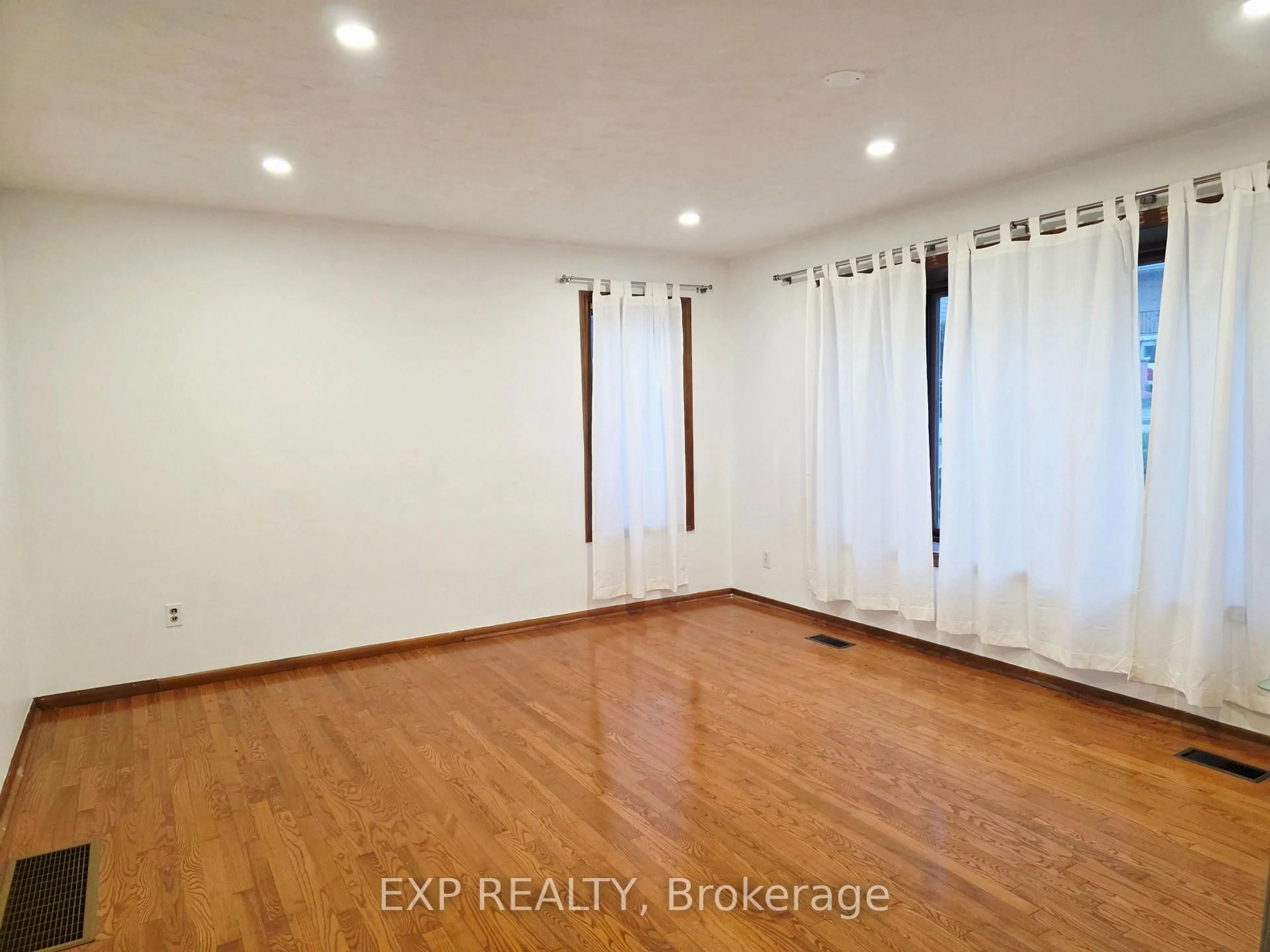 A pic of a room for 166 John St, Bradford West Gwillimbury Ontario L3Z 2A7