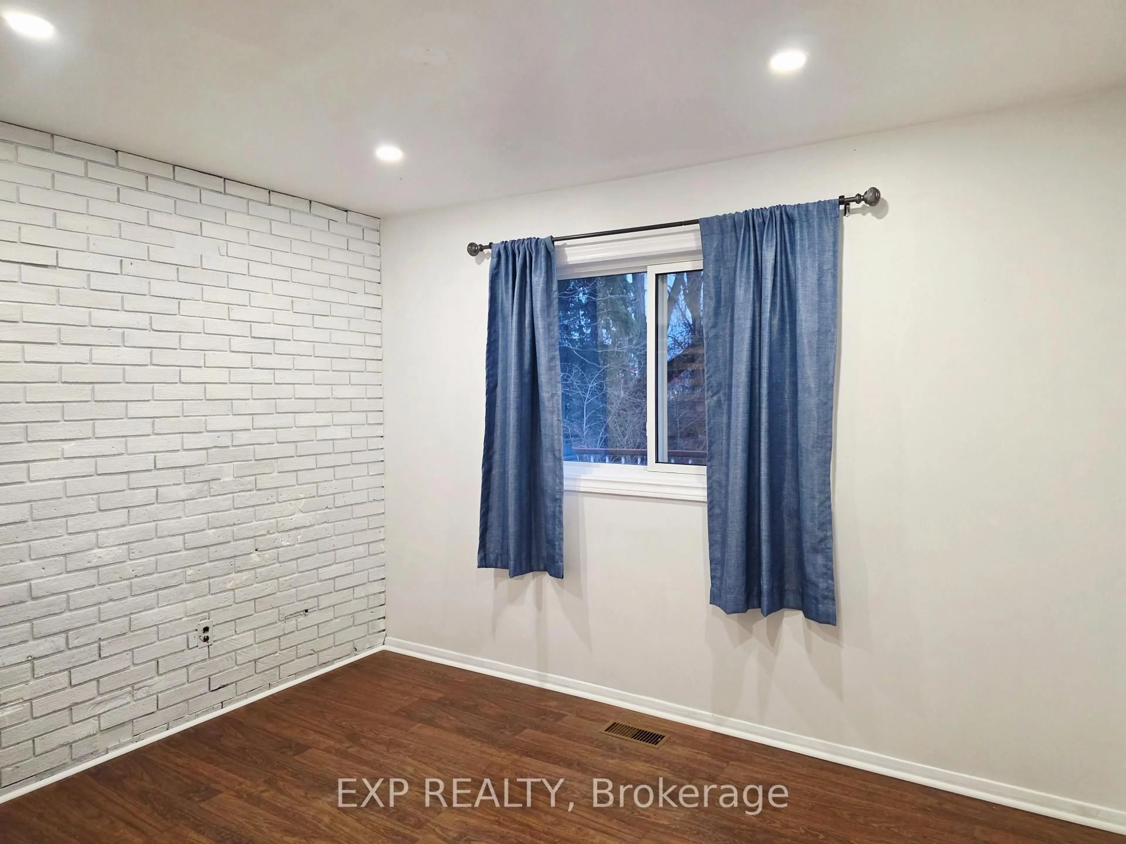 A pic of a room for 166 John St, Bradford West Gwillimbury Ontario L3Z 2A7