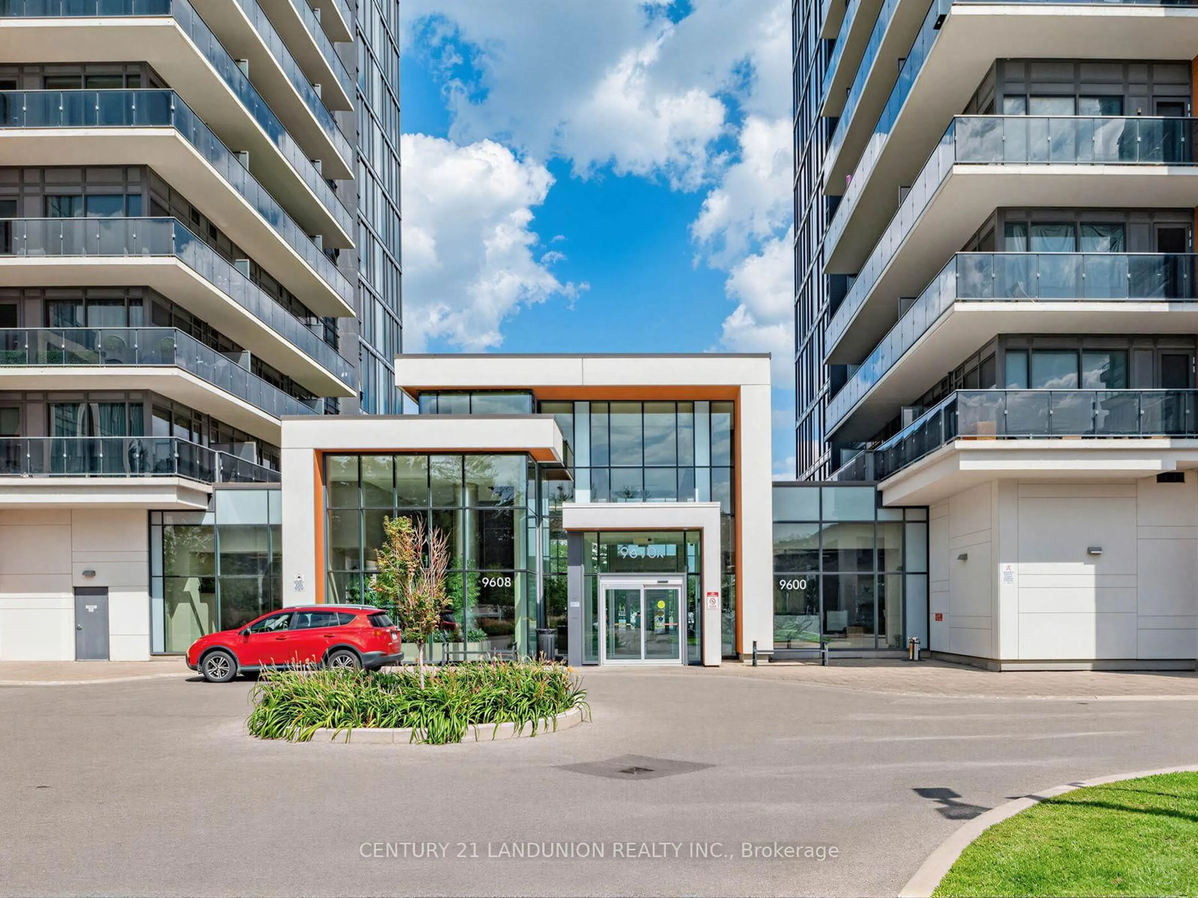 Indoor foyer for 9600 Yonge St #311B, Richmond Hill Ontario L4C 0X3