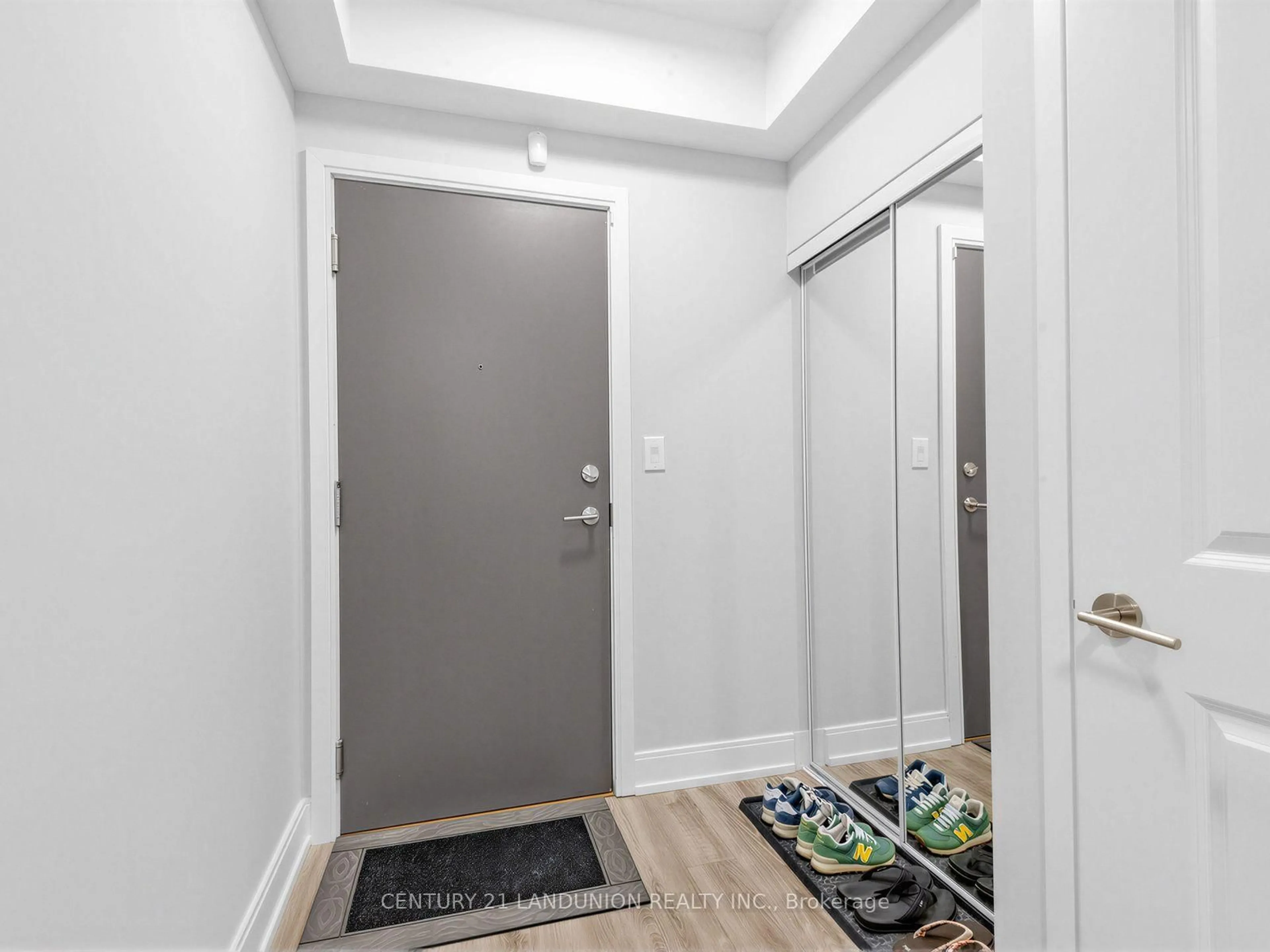 Indoor entryway for 9600 Yonge St #311B, Richmond Hill Ontario L4C 0X3