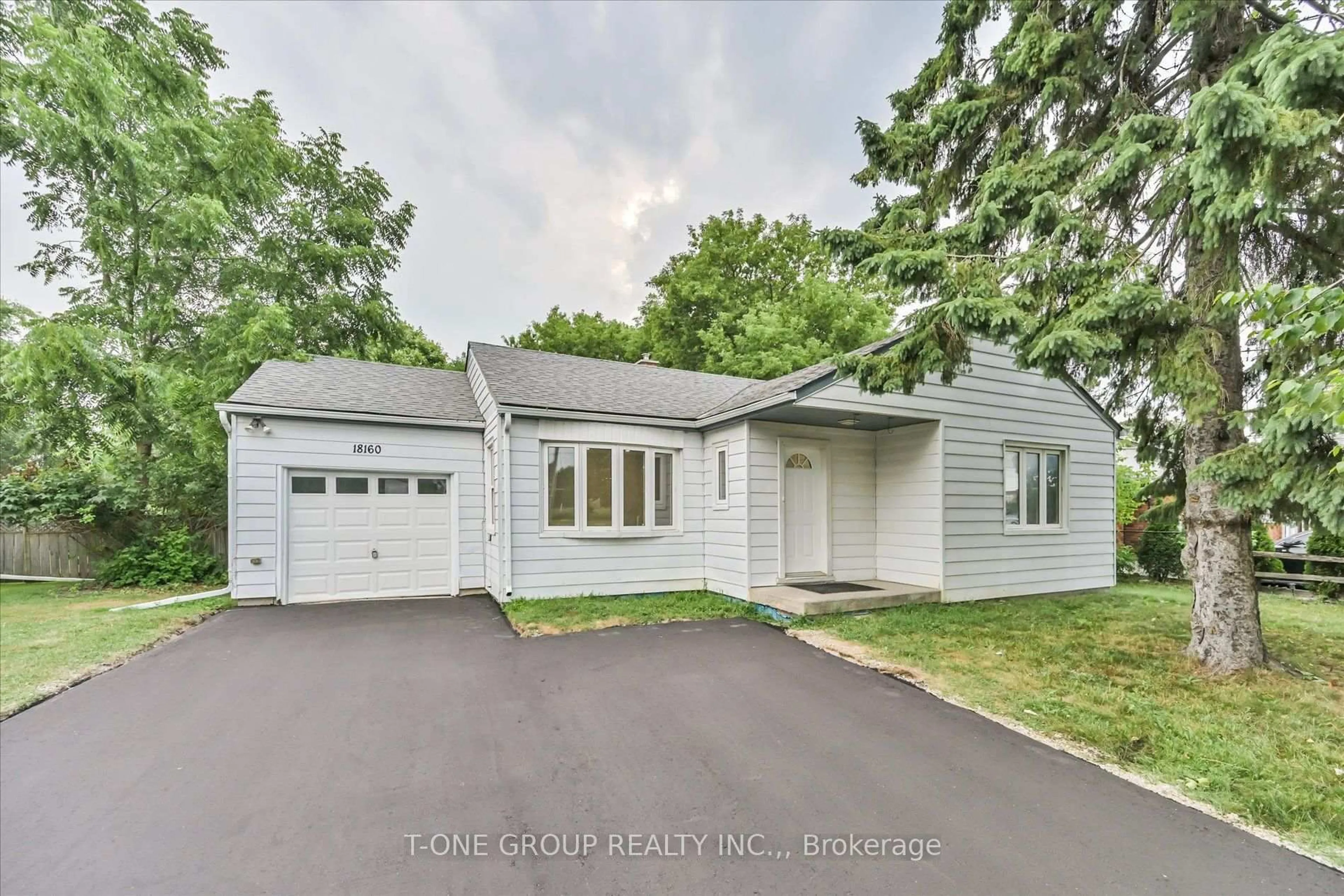 Home with vinyl exterior material, street for 18160 Leslie St, East Gwillimbury Ontario L9N 0M5