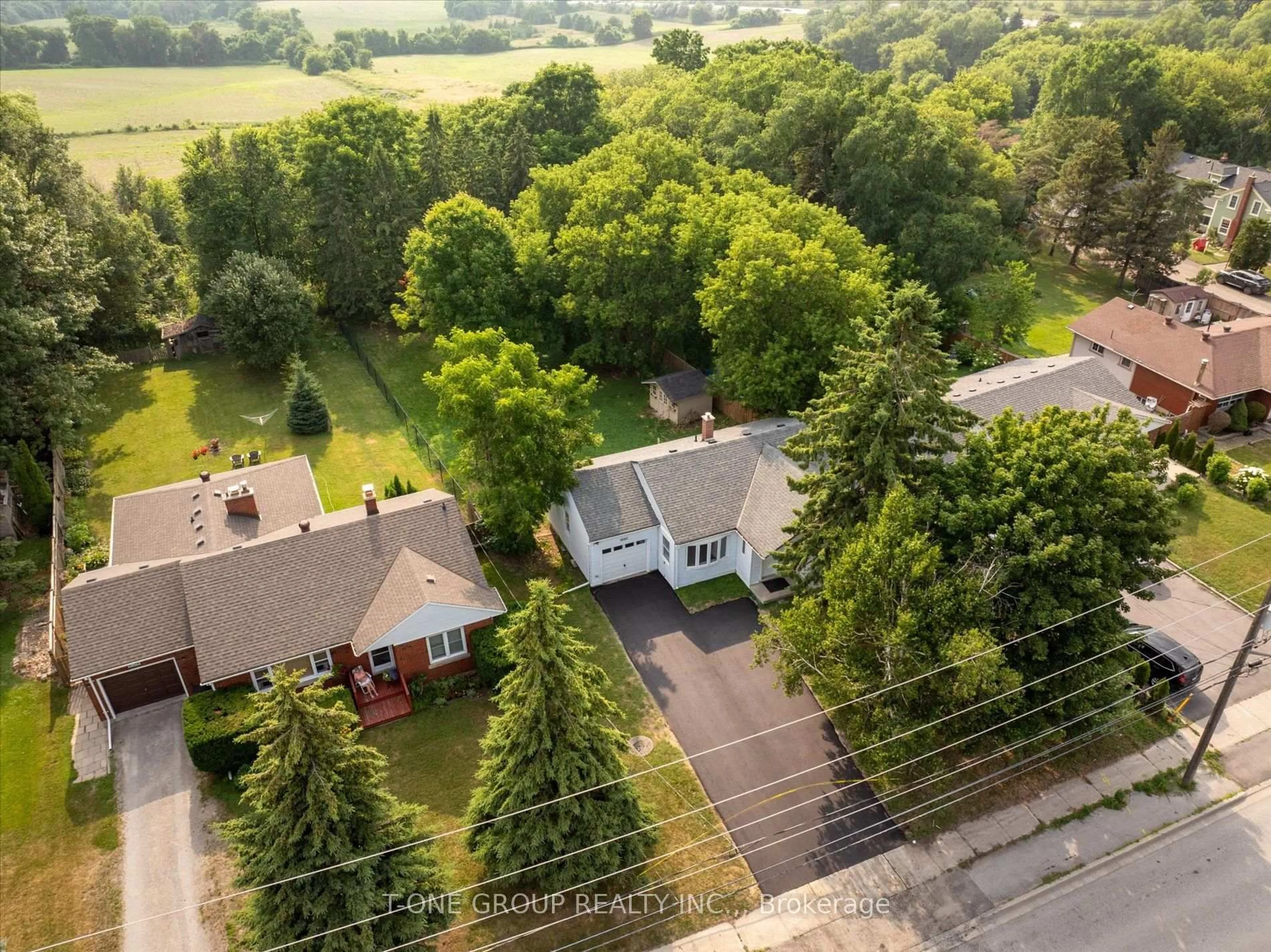 A pic from outside/outdoor area/front of a property/back of a property/a pic from drone, unknown for 18160 Leslie St, East Gwillimbury Ontario L9N 0M5