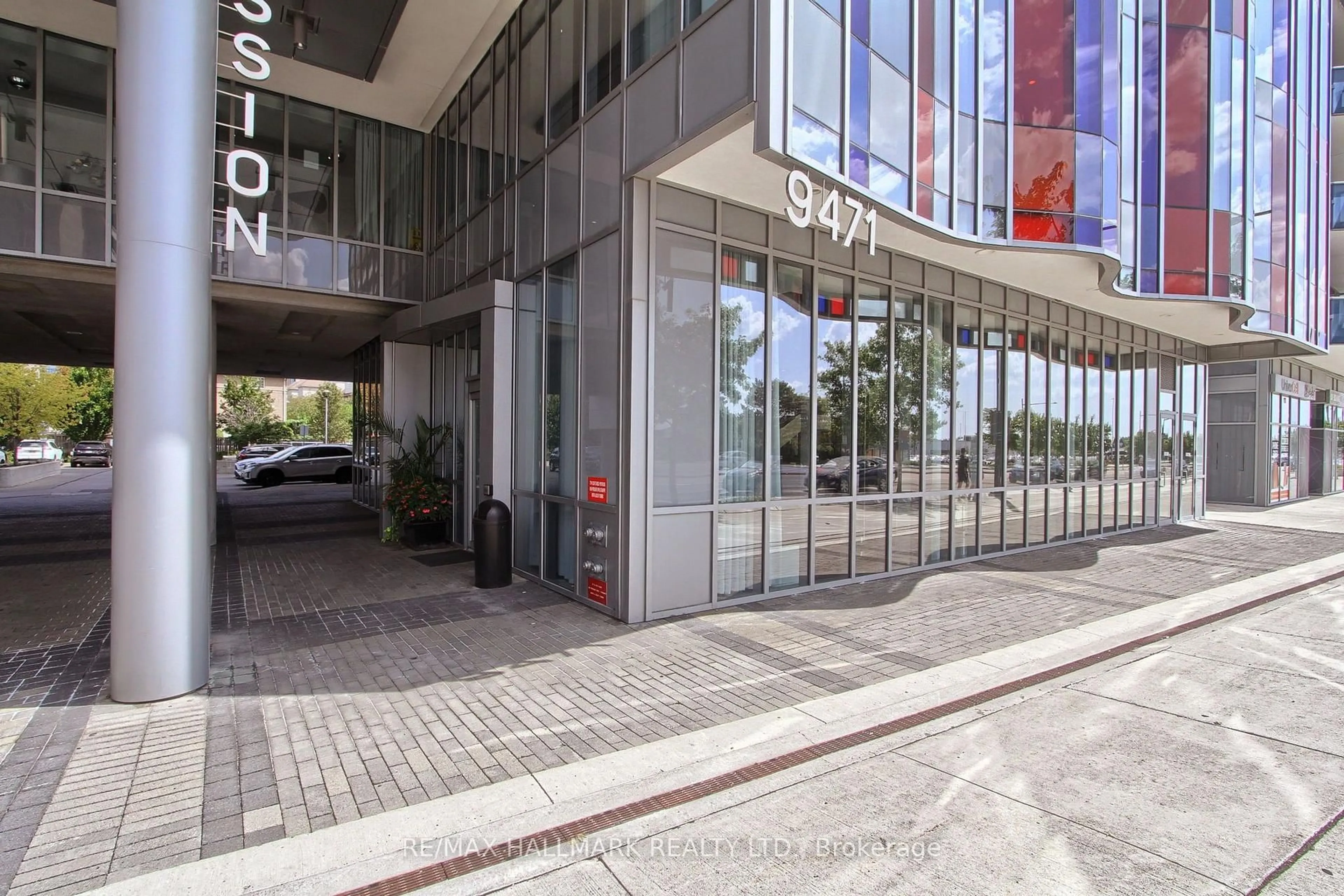 Indoor foyer for 9471 Yonge St #910, Richmond Hill Ontario L4C 0Z5