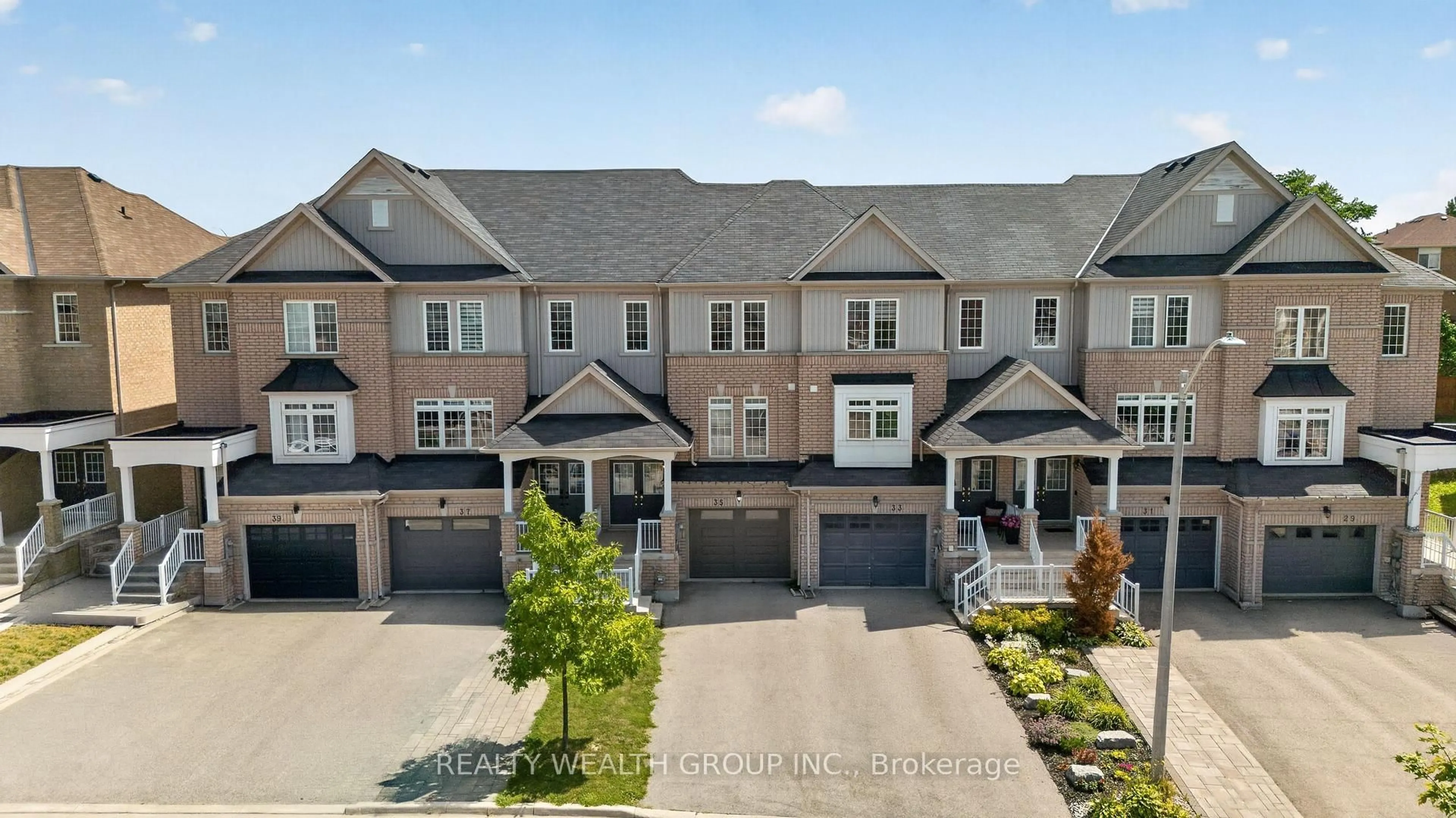 A pic from outside/outdoor area/front of a property/back of a property/a pic from drone, street for 35 Matthewson Ave, Bradford West Gwillimbury Ontario L3Z 0P3