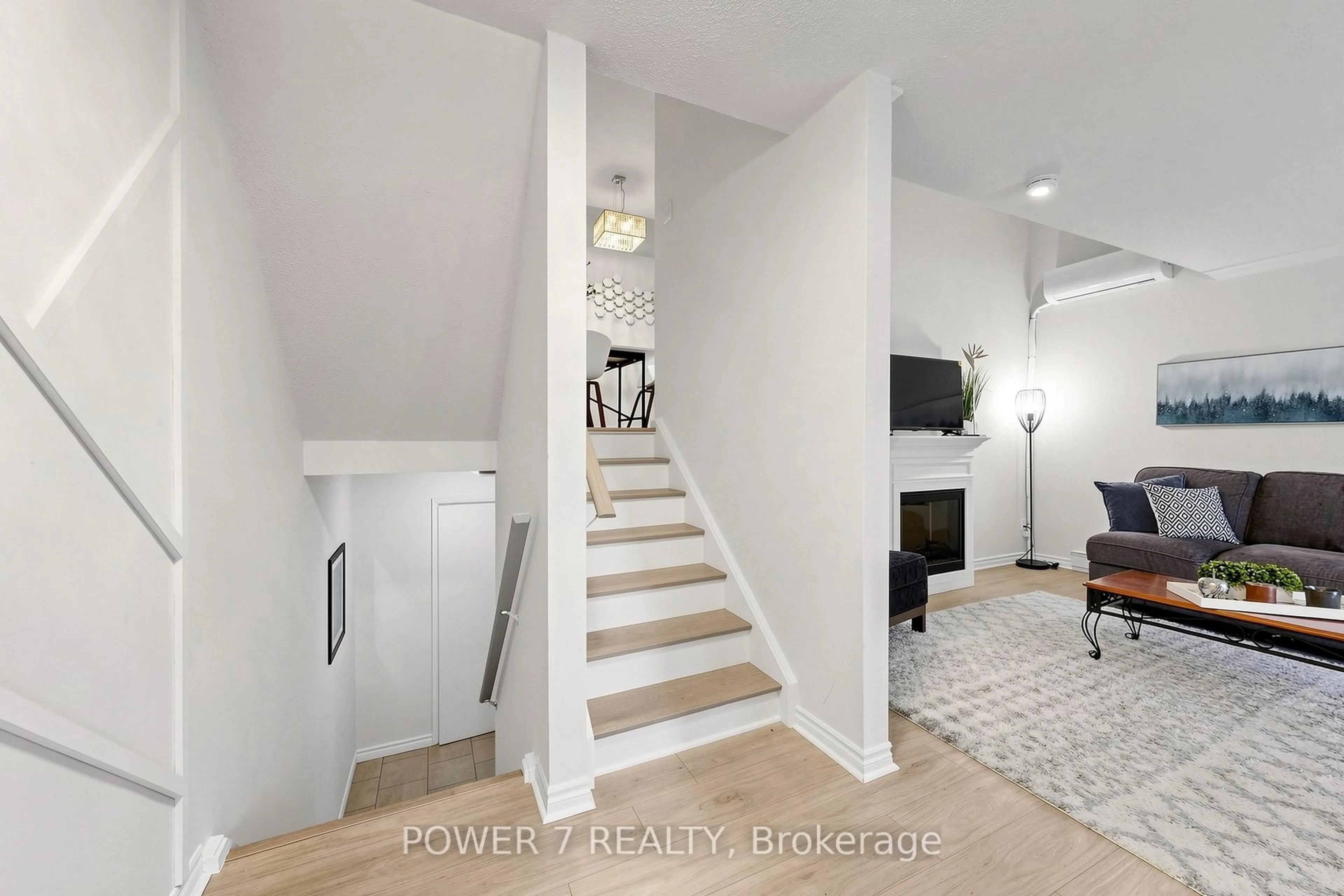 Indoor entryway for 311 Milestone Cres #146, Aurora Ontario L4G 3M2