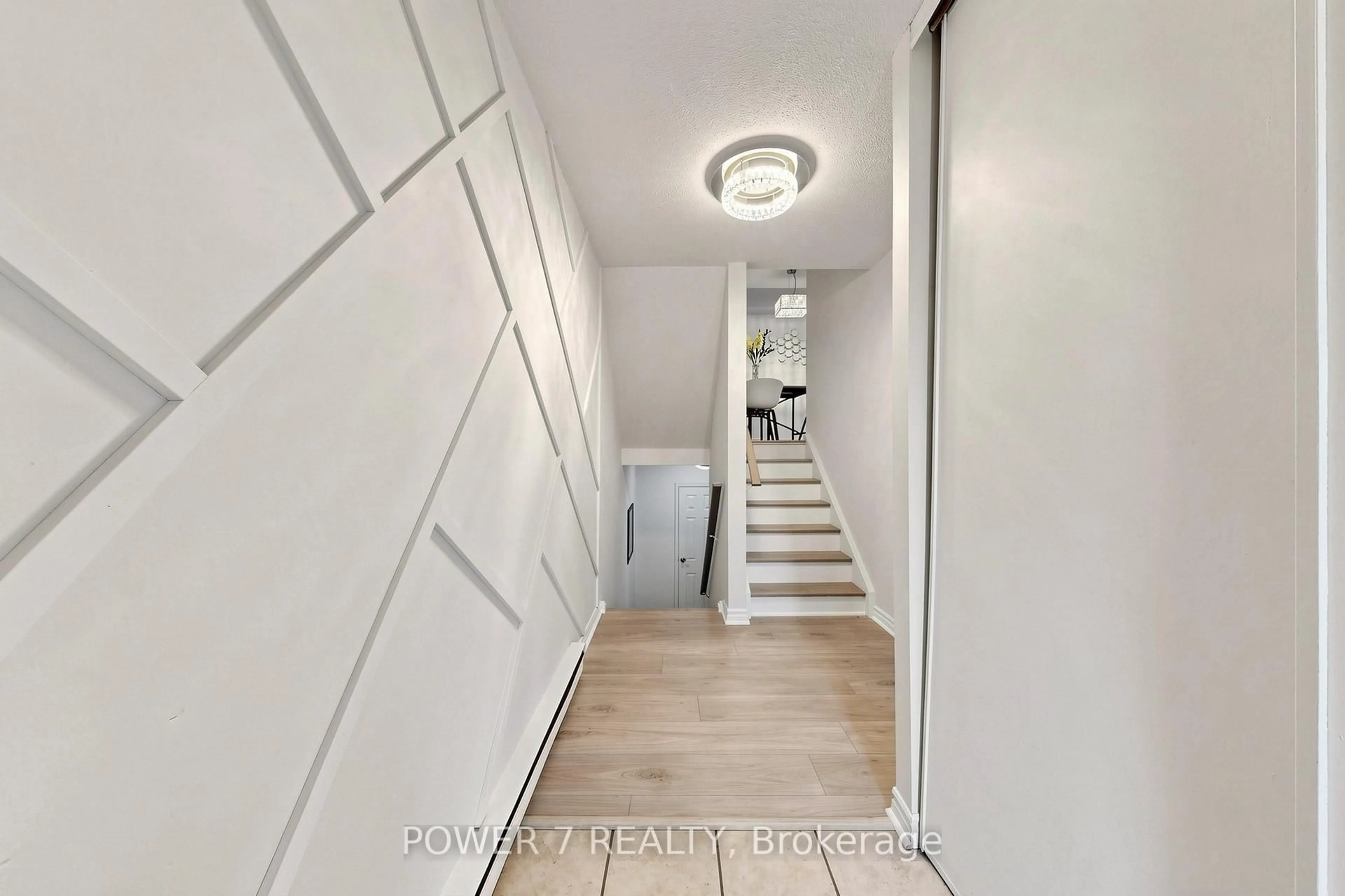 Indoor entryway for 311 Milestone Cres #146, Aurora Ontario L4G 3M2