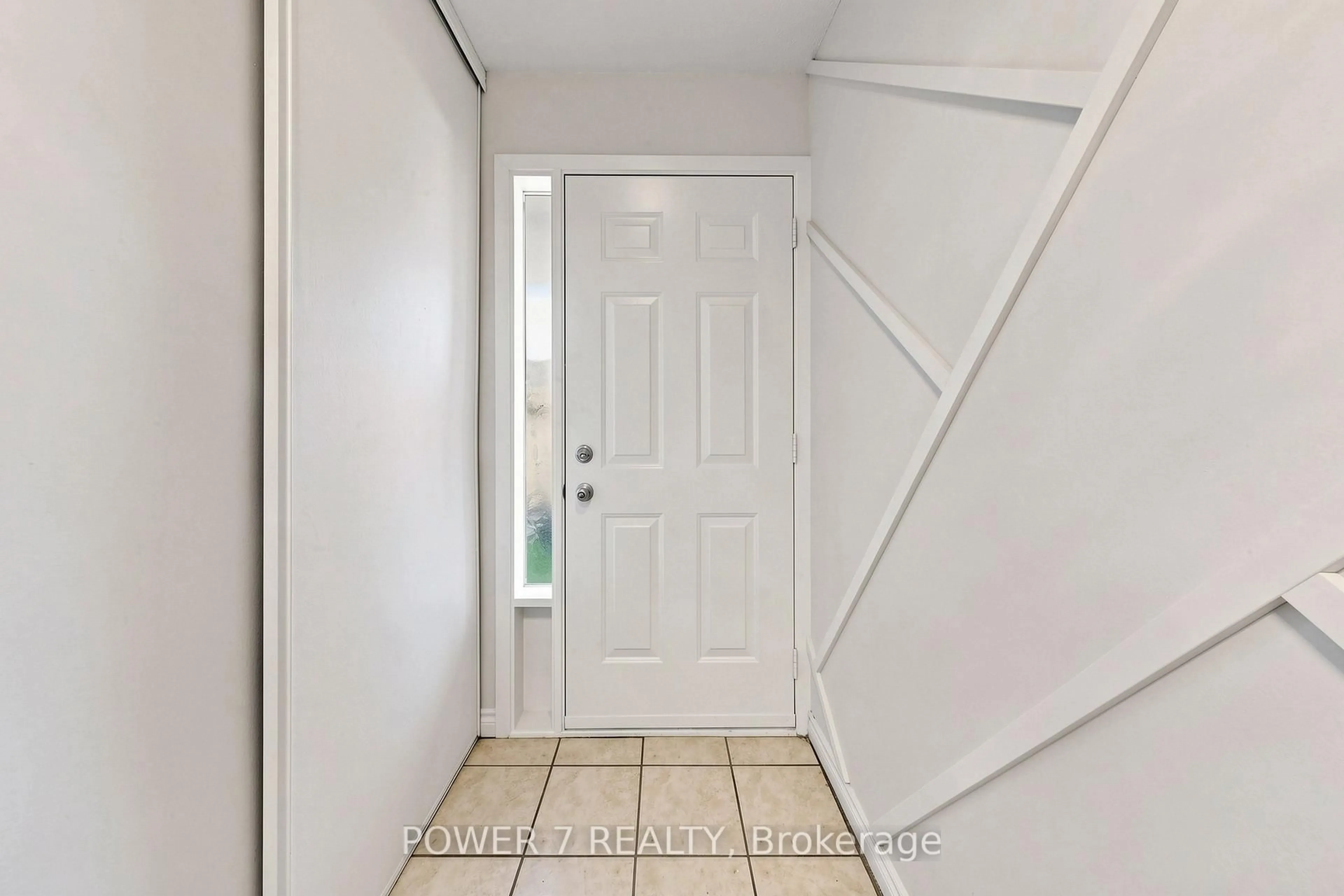 Indoor entryway for 311 Milestone Cres #146, Aurora Ontario L4G 3M2