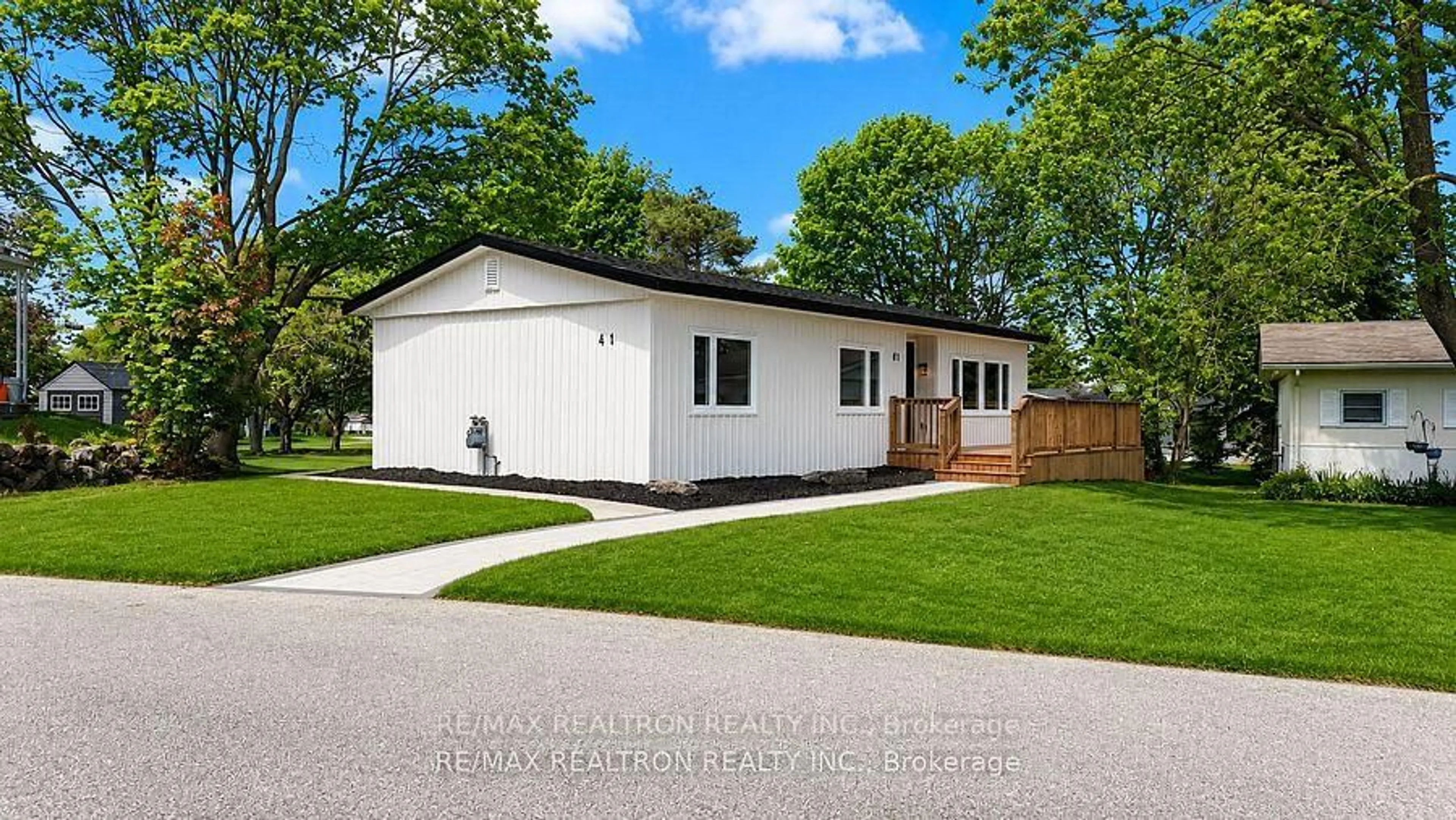 Home with vinyl exterior material, street for 41 Trefoil Dr, Innisfil Ontario L9S 1P7