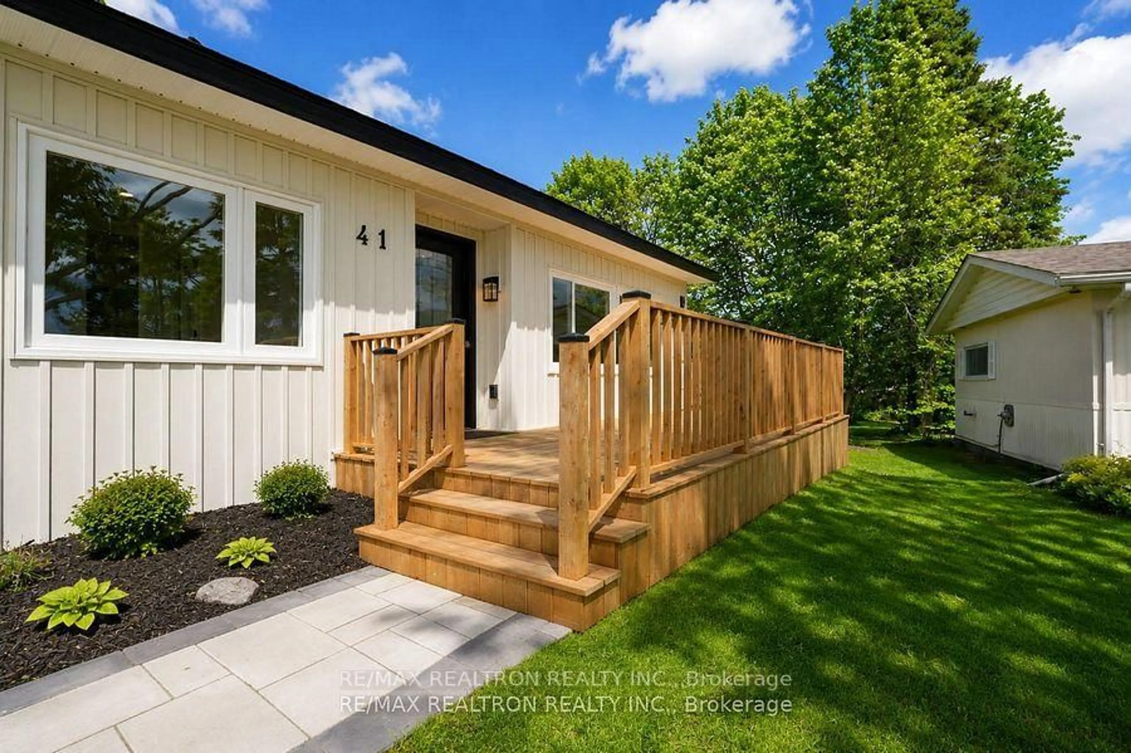 Home with vinyl exterior material, street for 41 Trefoil Dr, Innisfil Ontario L9S 1P7