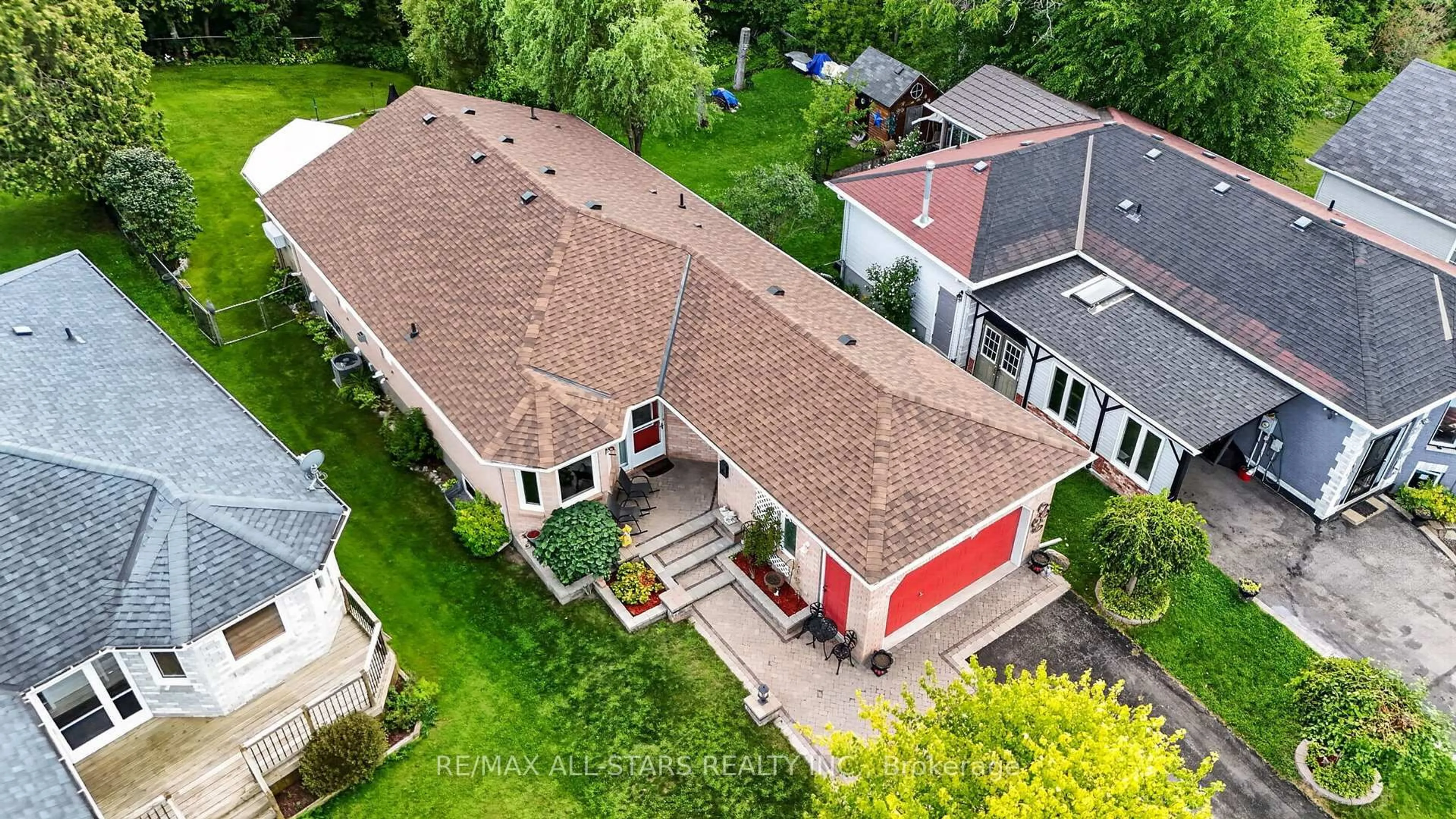 A pic from outside/outdoor area/front of a property/back of a property/a pic from drone, street for 117 Riverglen Dr, Georgina Ontario L4P 2R3