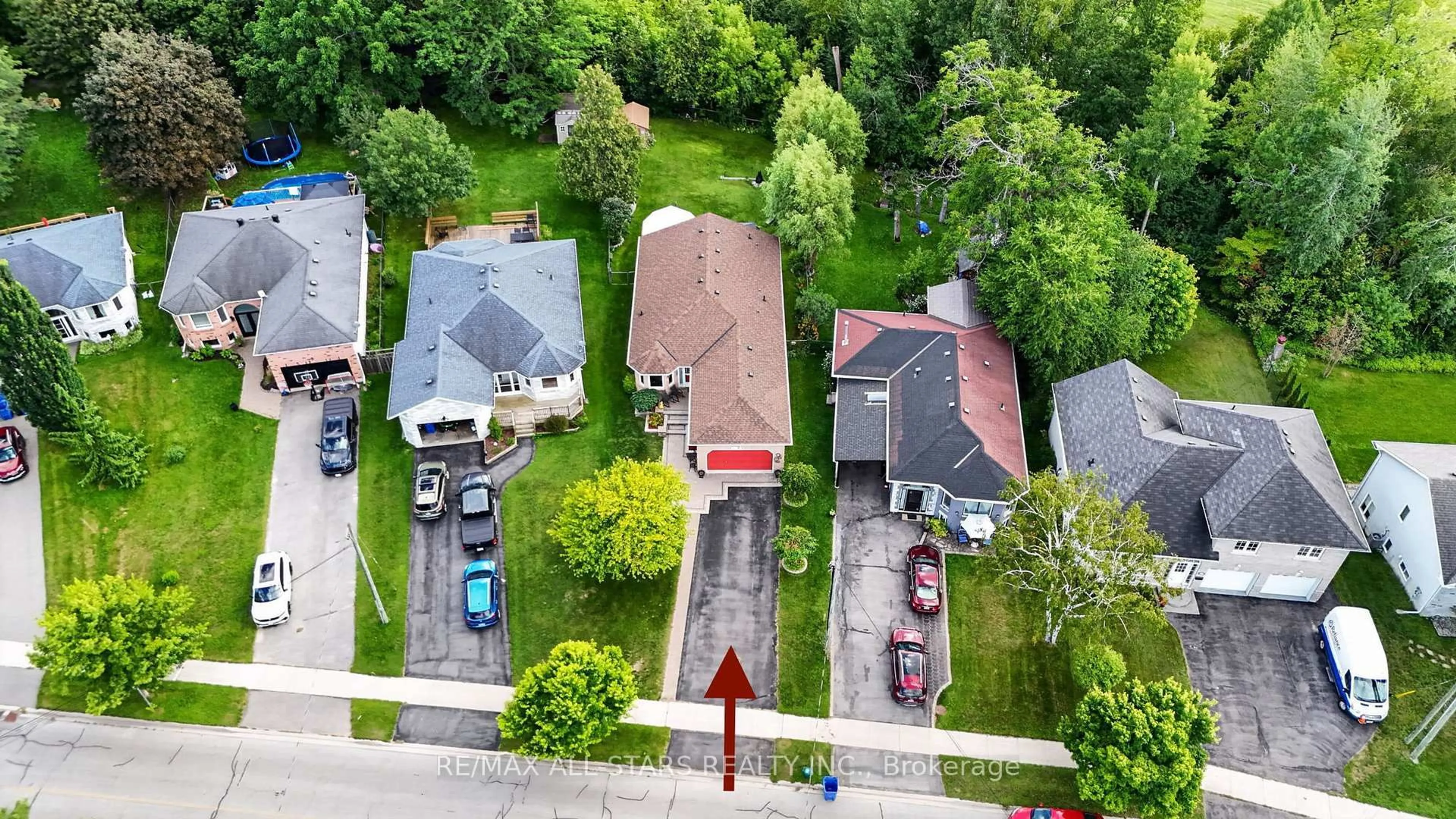 A pic from outside/outdoor area/front of a property/back of a property/a pic from drone, street for 117 Riverglen Dr, Georgina Ontario L4P 2R3