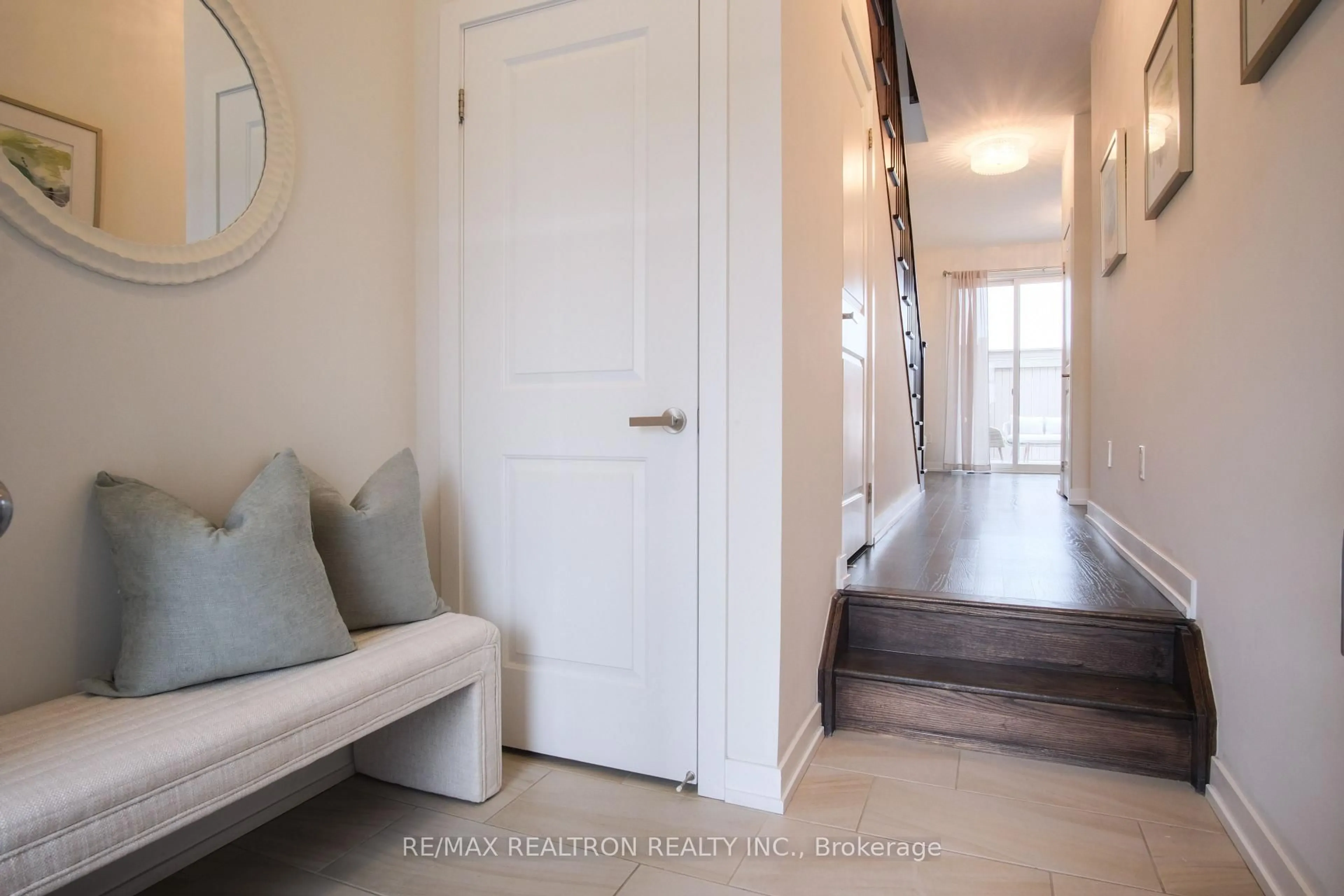 Indoor entryway for 7 Glenngarry Cres, Vaughan Ontario L6A 4Z4