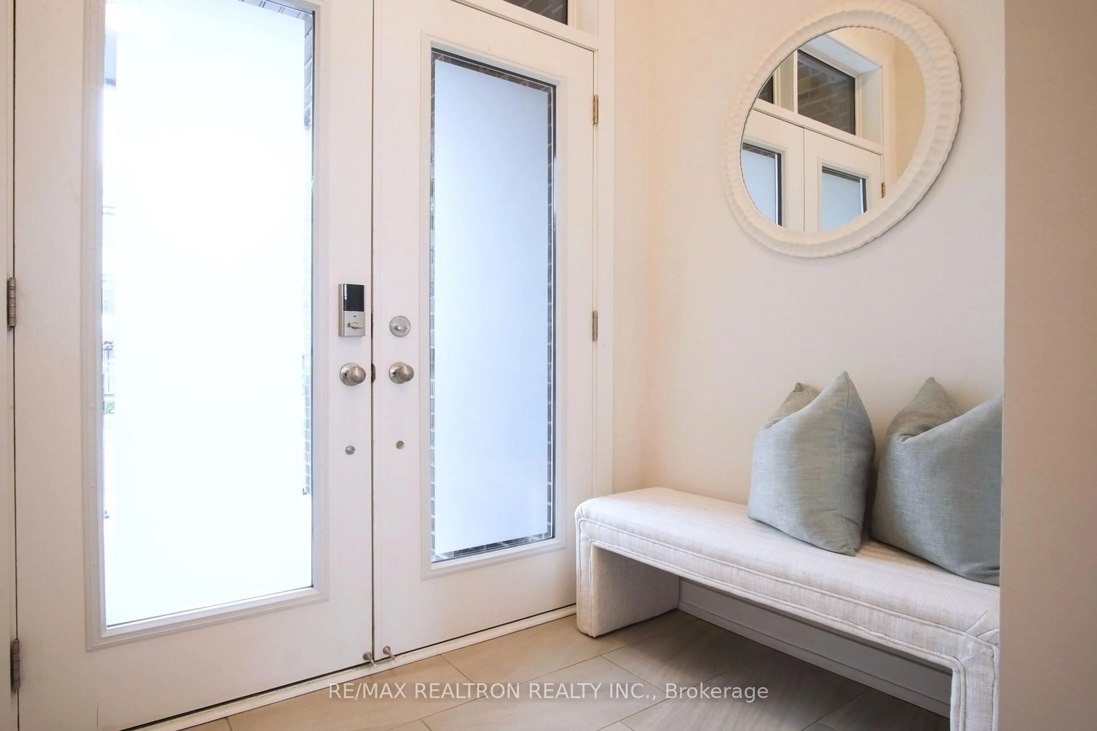 Indoor entryway for 7 Glenngarry Cres, Vaughan Ontario L6A 4Z4