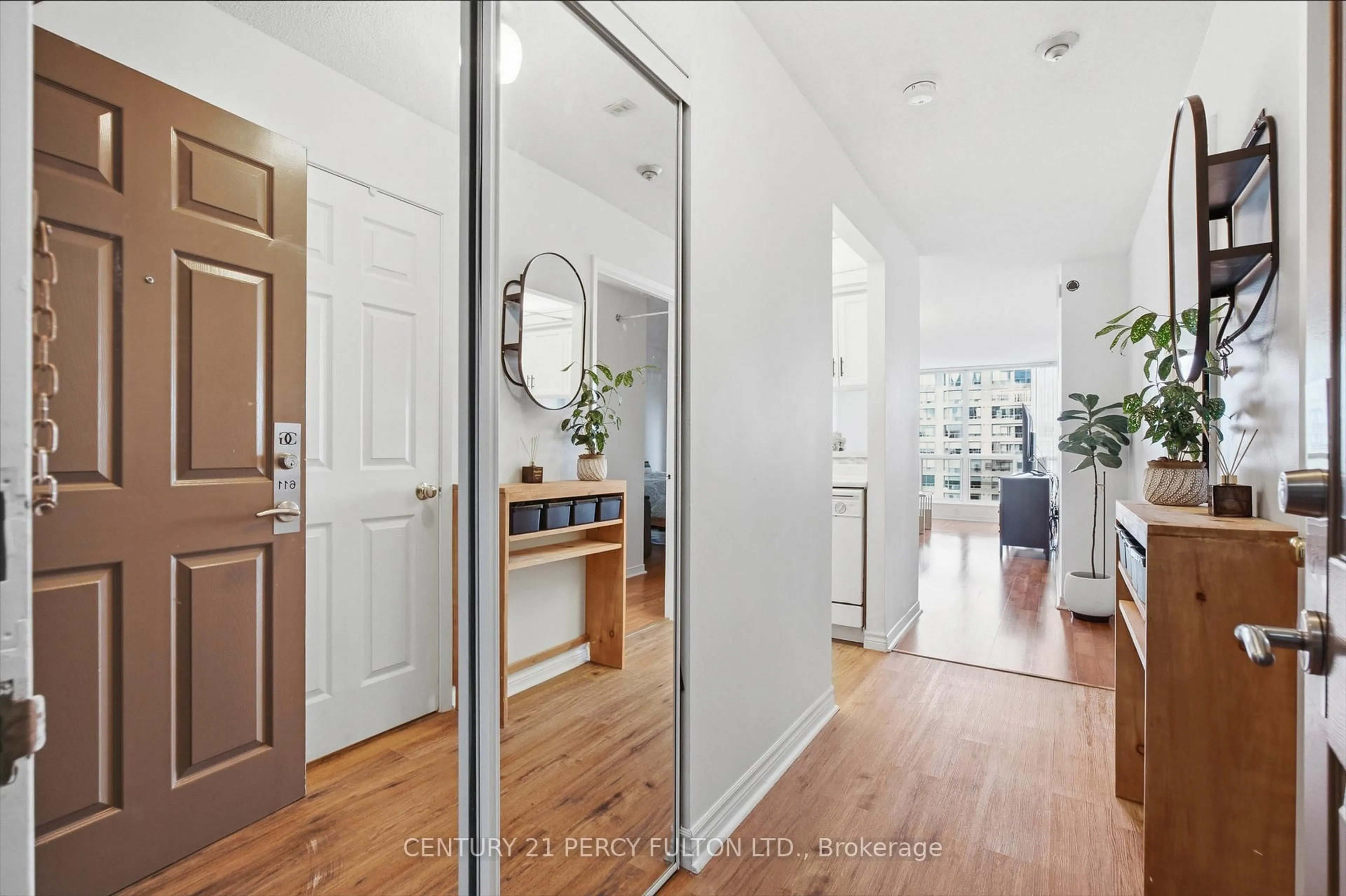 Indoor entryway for 309 Major Mackenzie Ave #611, Richmond Hill Ontario L4V 9Y5