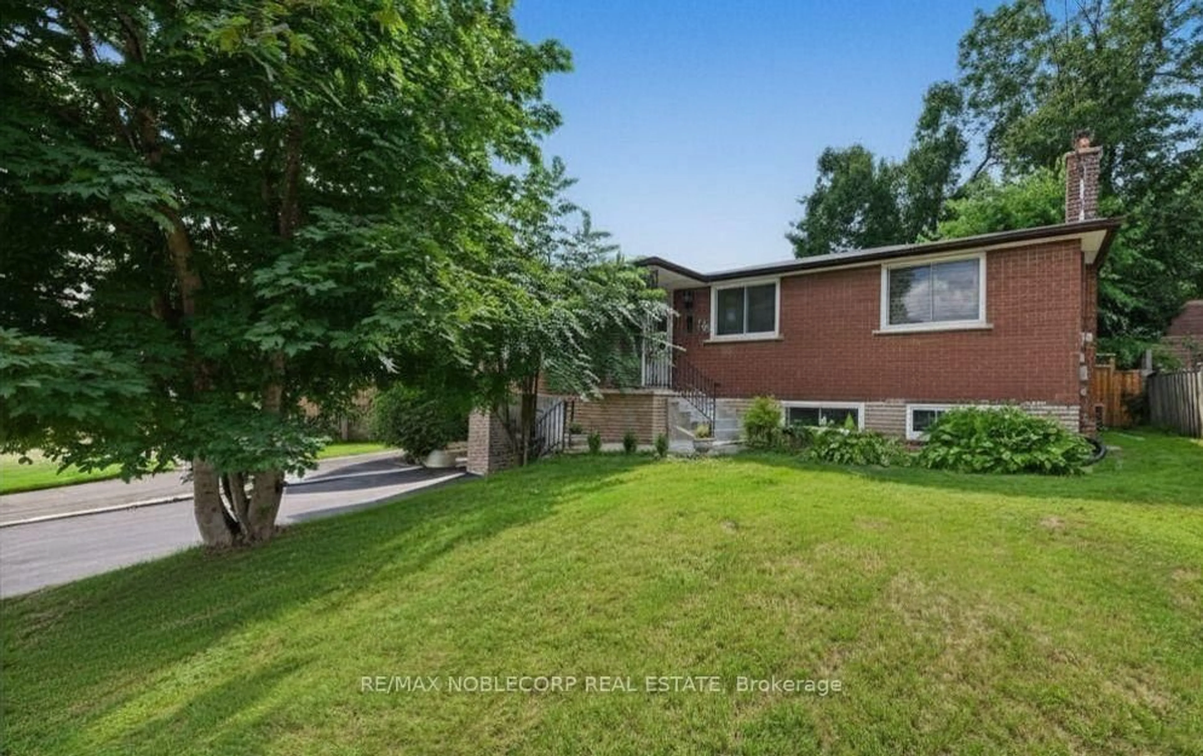 A pic from outside/outdoor area/front of a property/back of a property/a pic from drone, unknown for 166 Collings Ave, Bradford West Gwillimbury Ontario L3Z 1W1