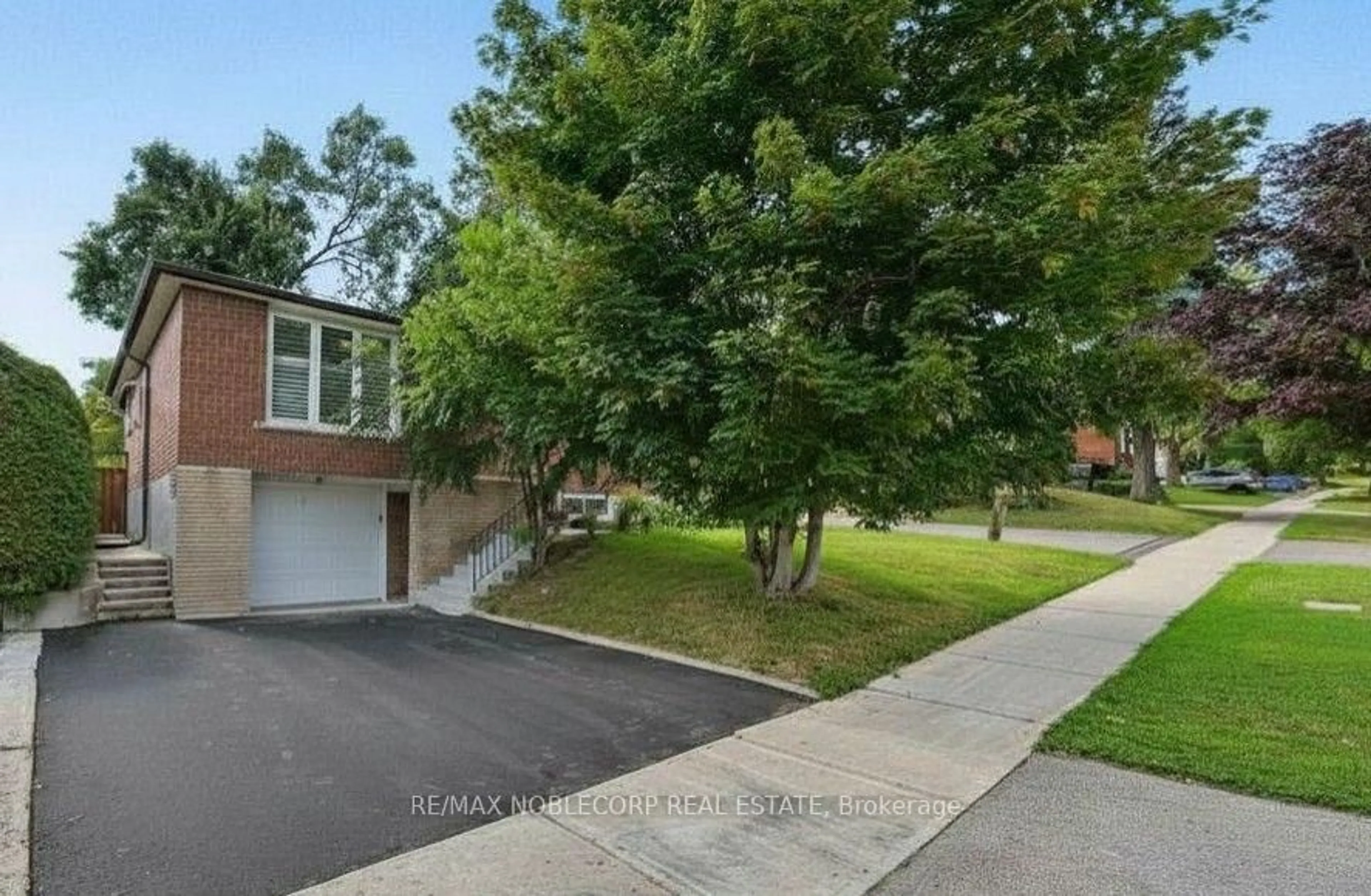 A pic from outside/outdoor area/front of a property/back of a property/a pic from drone, street for 166 Collings Ave, Bradford West Gwillimbury Ontario L3Z 1W1