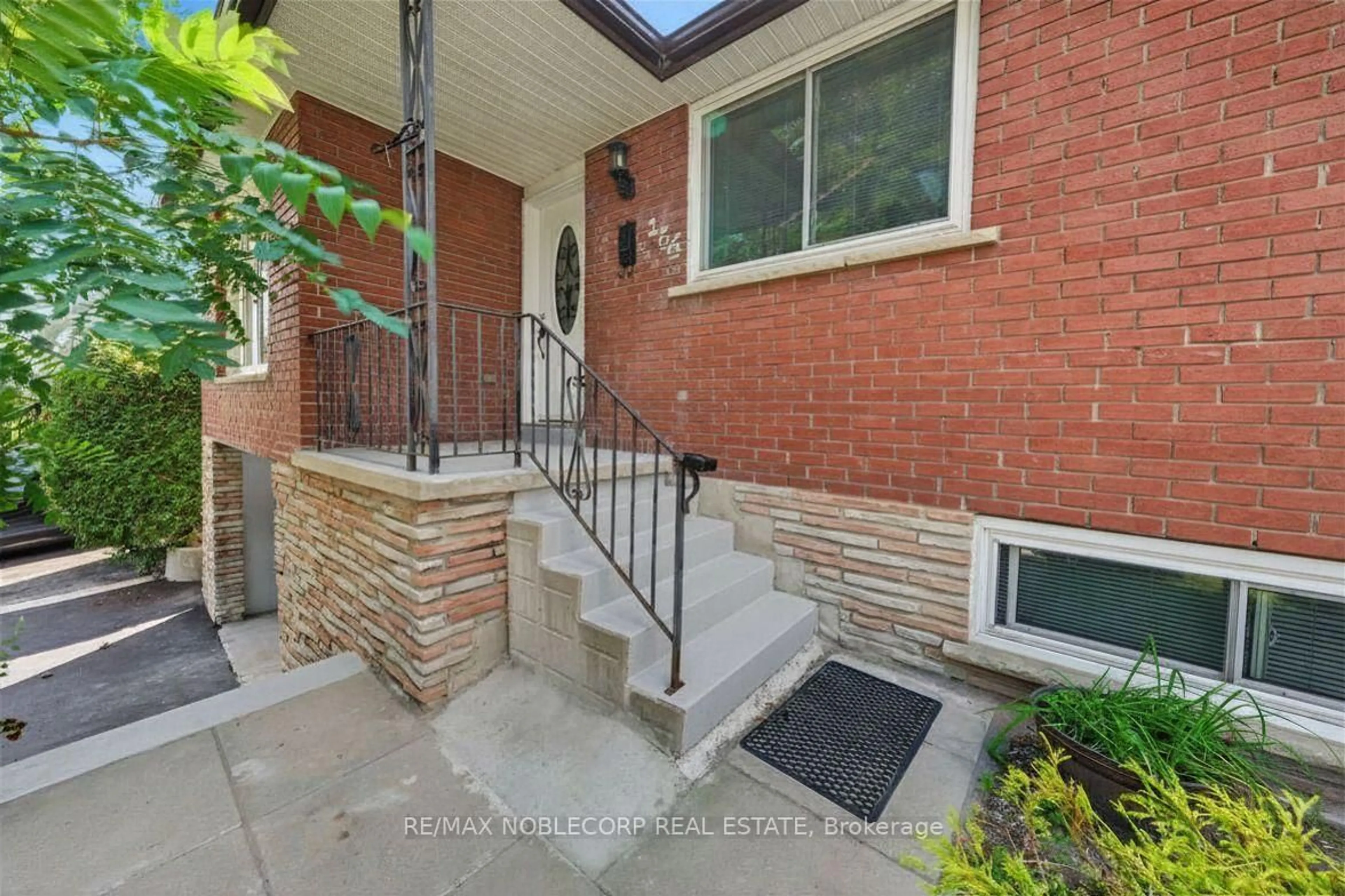 Home with brick exterior material, street for 166 Collings Ave, Bradford West Gwillimbury Ontario L3Z 1W1