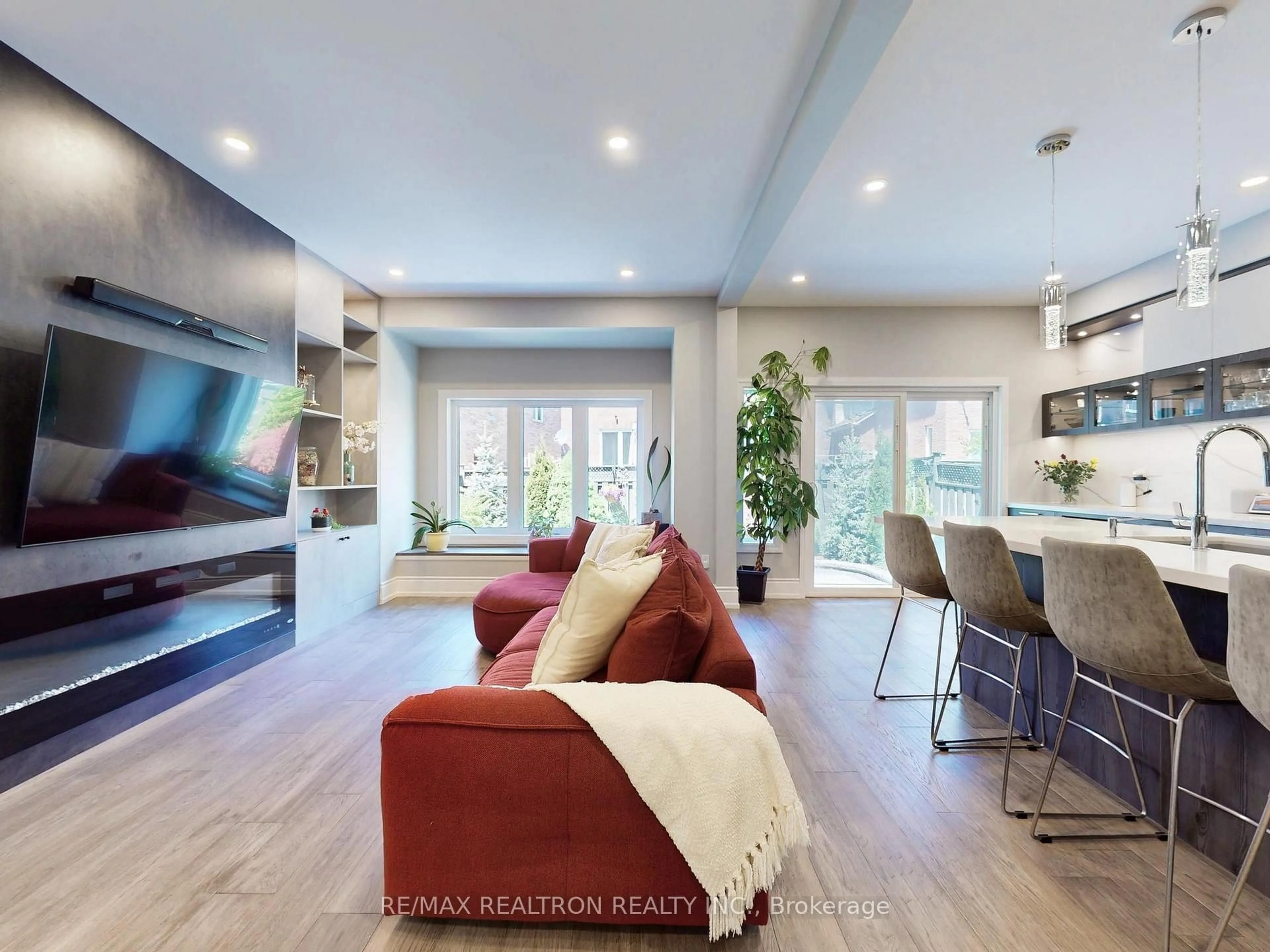 Living room with furniture, wood/laminate floor for 115 Bentoak Cres, Vaughan Ontario L4J 8S8