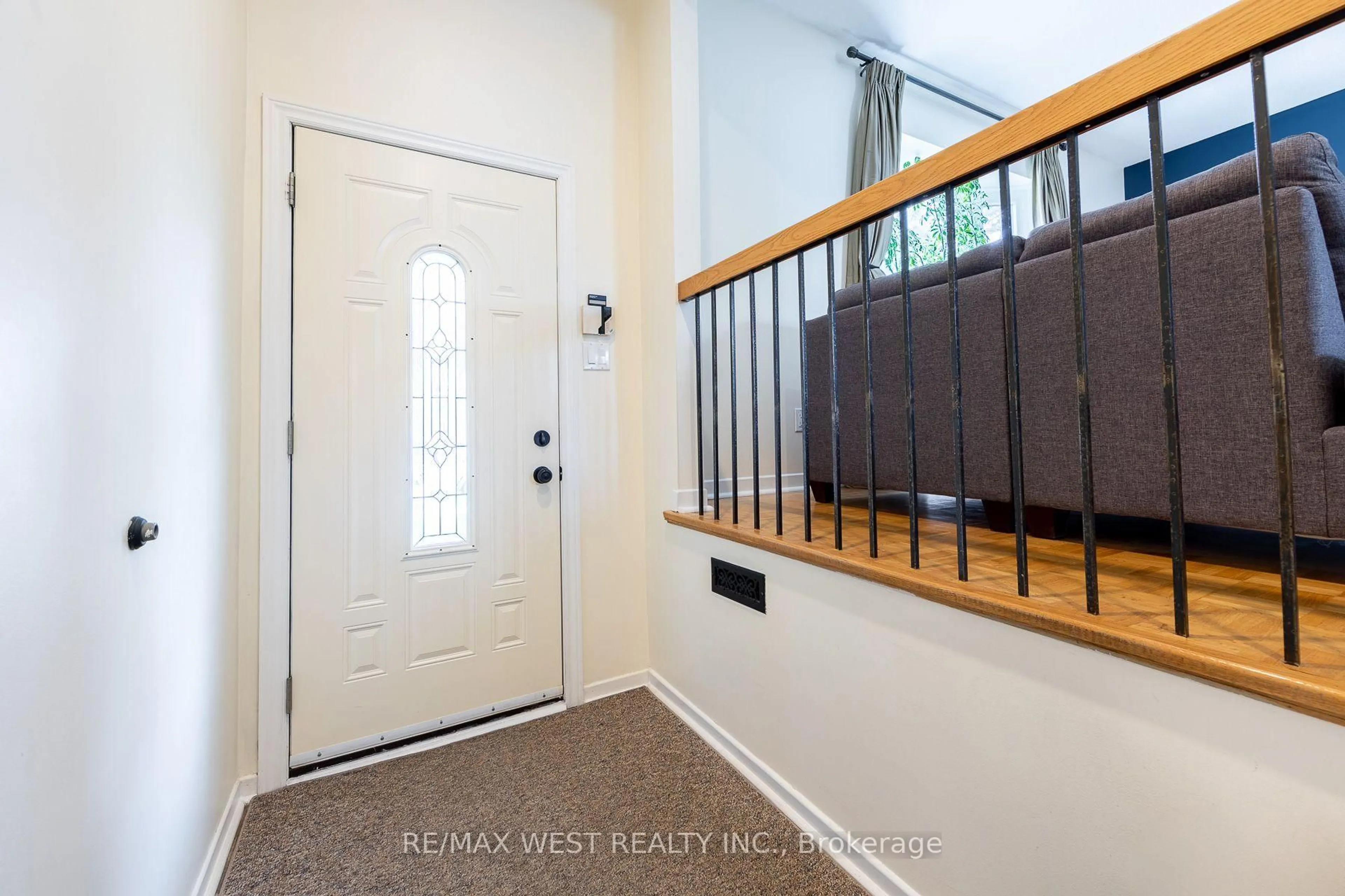 Indoor entryway for 20 Sanderson Cres, Richmond Hill Ontario L4C 5L4