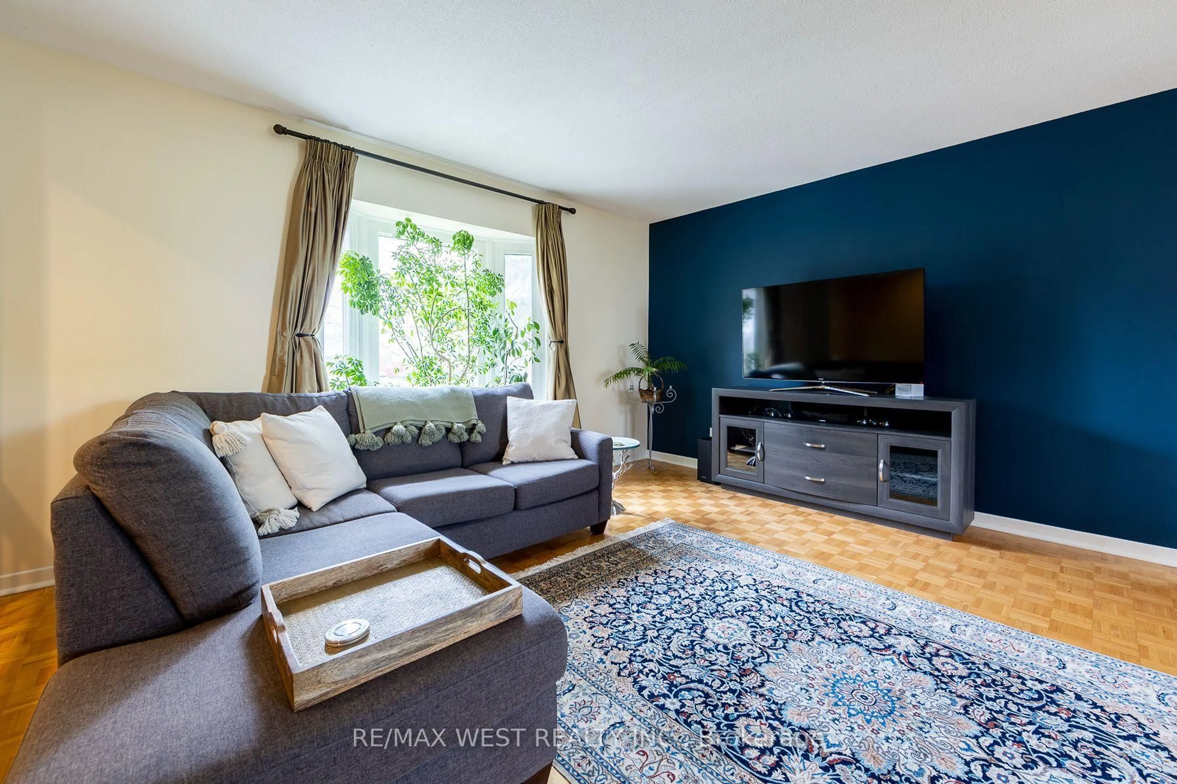 Living room with furniture, wood/laminate floor for 20 Sanderson Cres, Richmond Hill Ontario L4C 5L4
