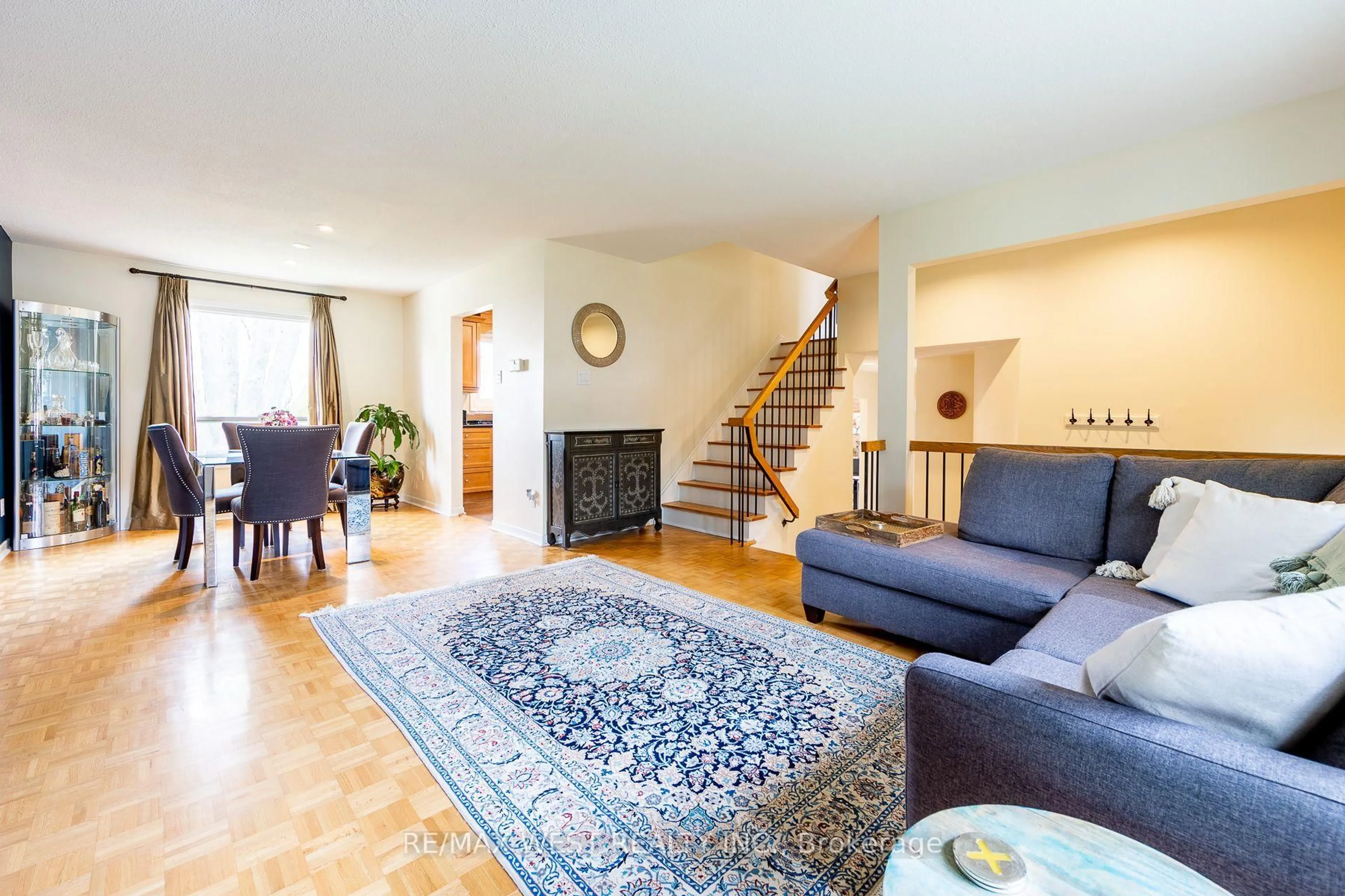 Living room with furniture, unknown for 20 Sanderson Cres, Richmond Hill Ontario L4C 5L4