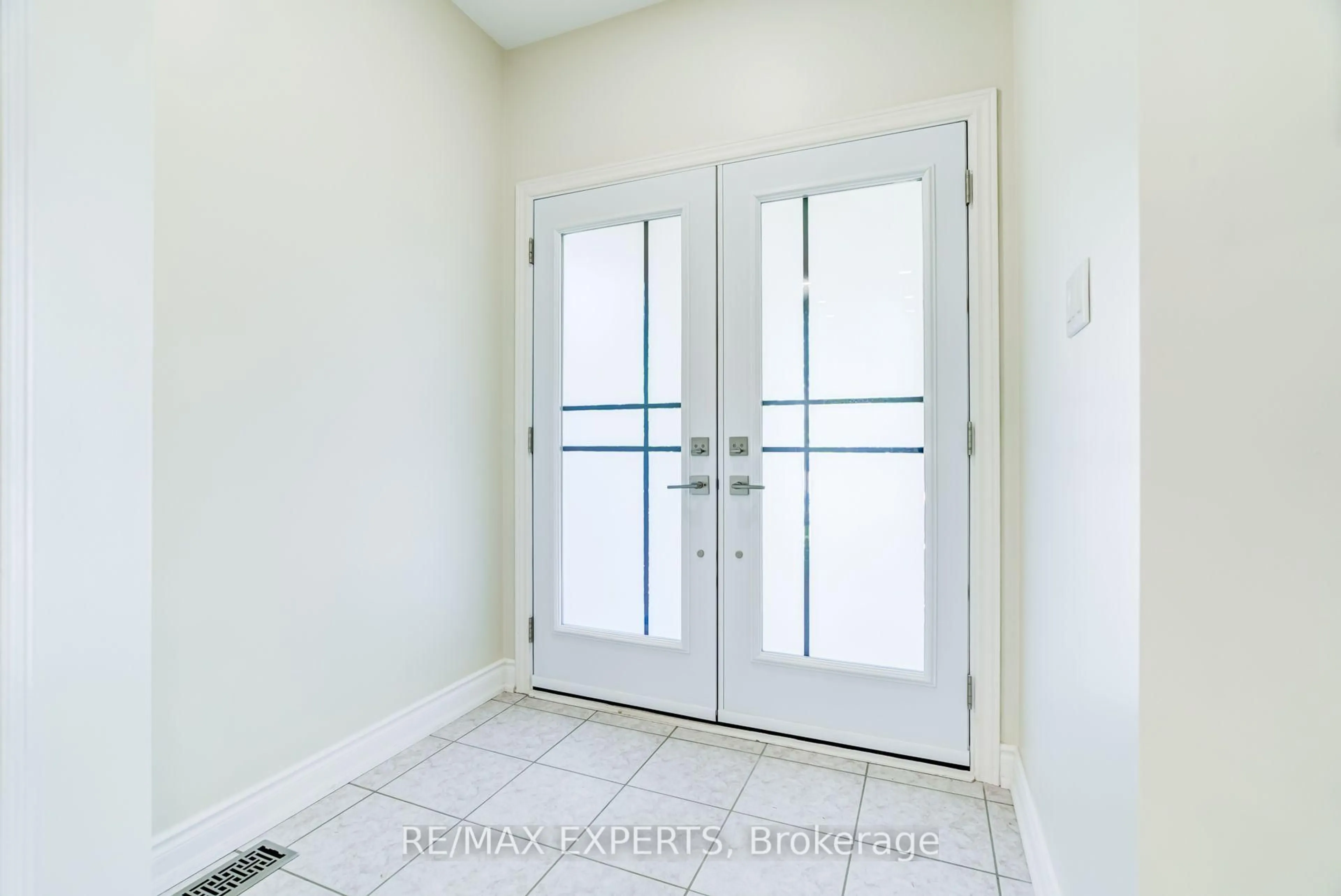 Indoor entryway for 45 Naughton Dr, Richmond Hill Ontario L4C 0R2