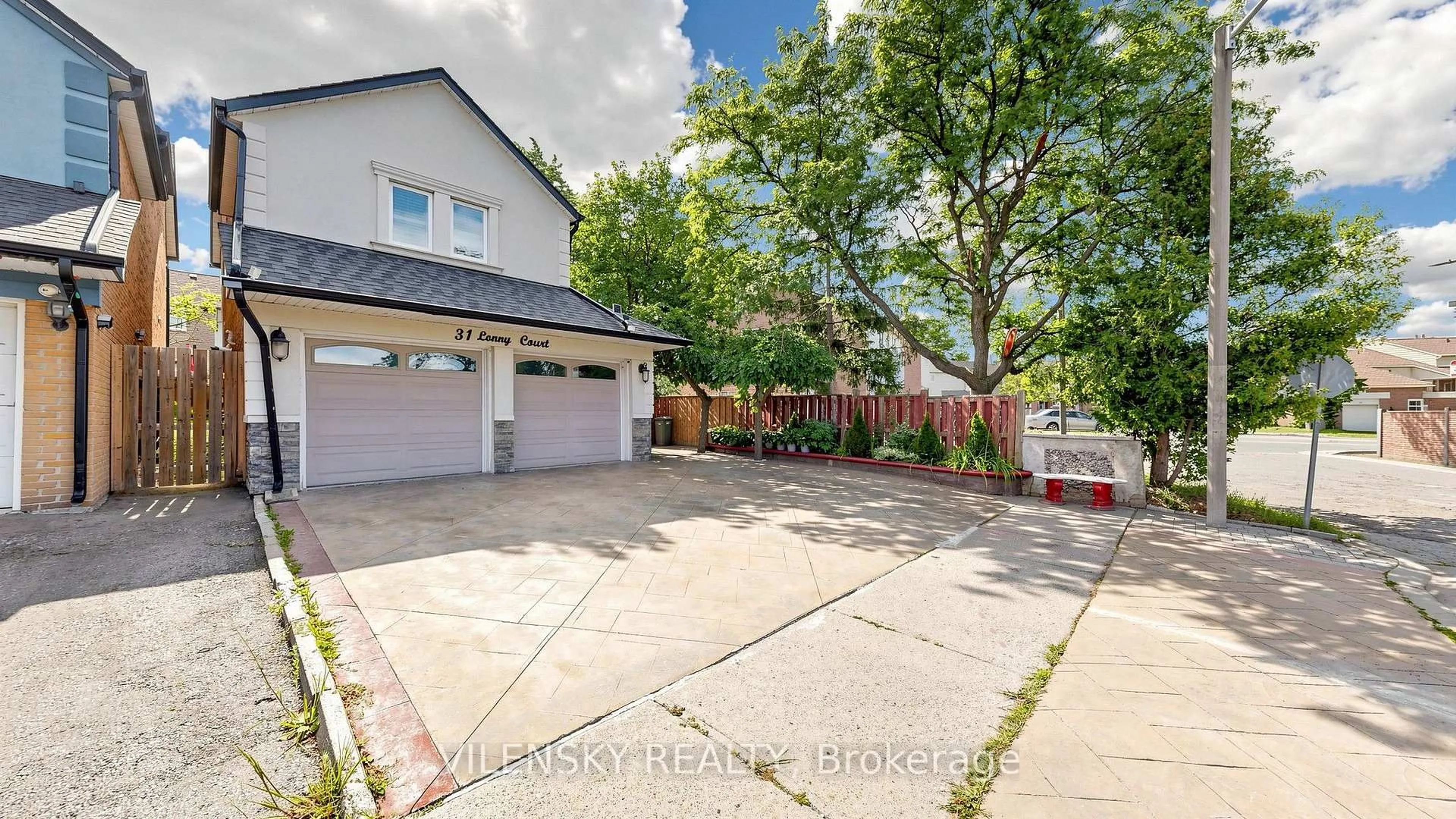 A pic from outside/outdoor area/front of a property/back of a property/a pic from drone, street for 31 Lonny Crt, Vaughan Ontario L4J 3J9