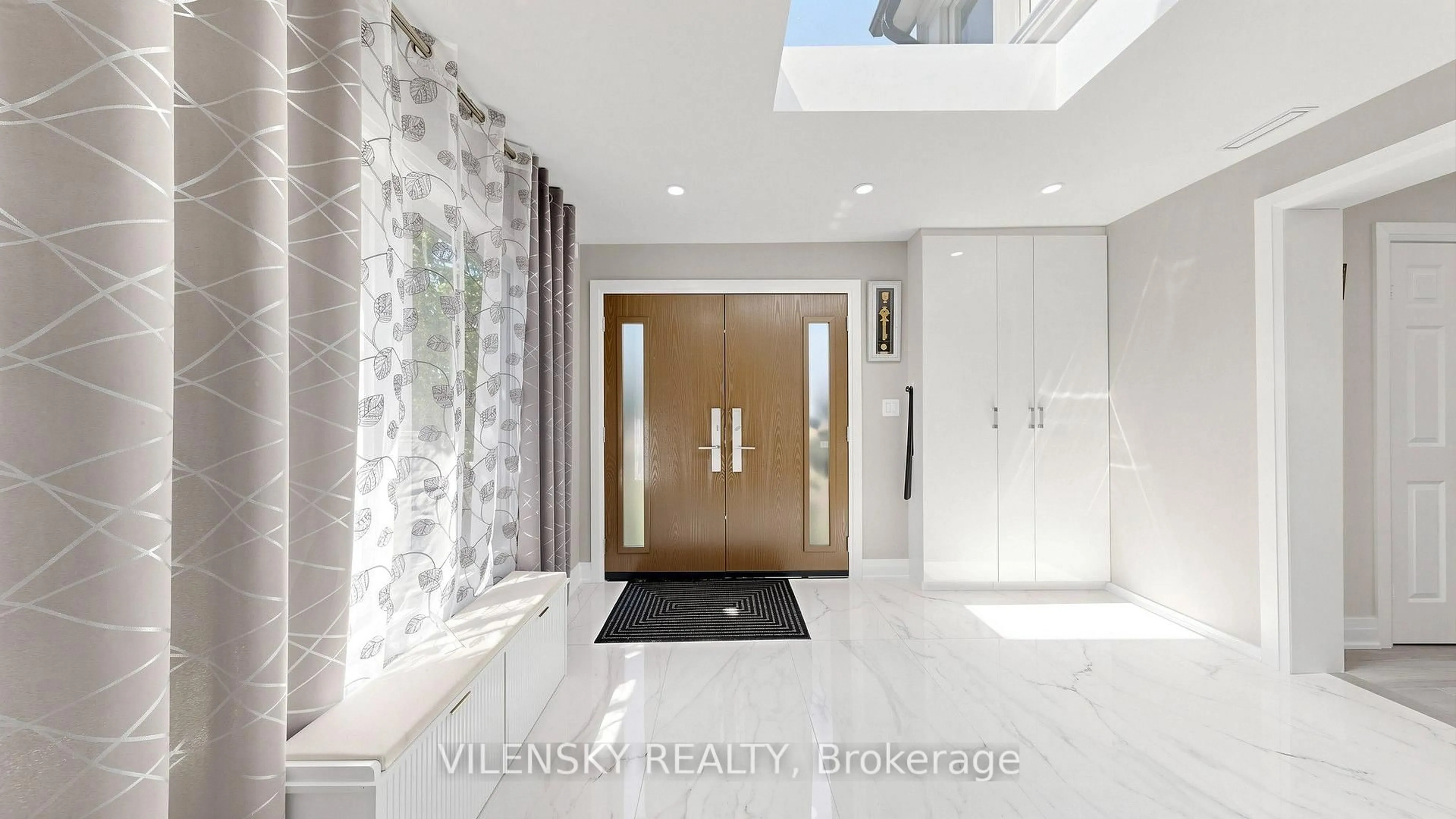 Indoor entryway for 31 Lonny Crt, Vaughan Ontario L4J 3J9