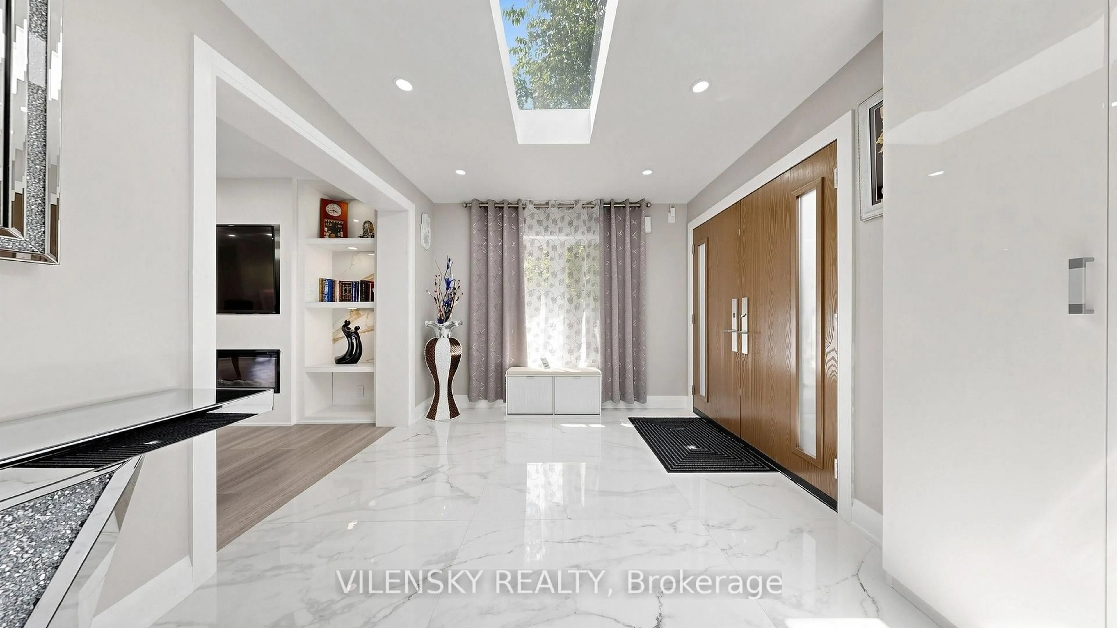 Indoor entryway for 31 Lonny Crt, Vaughan Ontario L4J 3J9