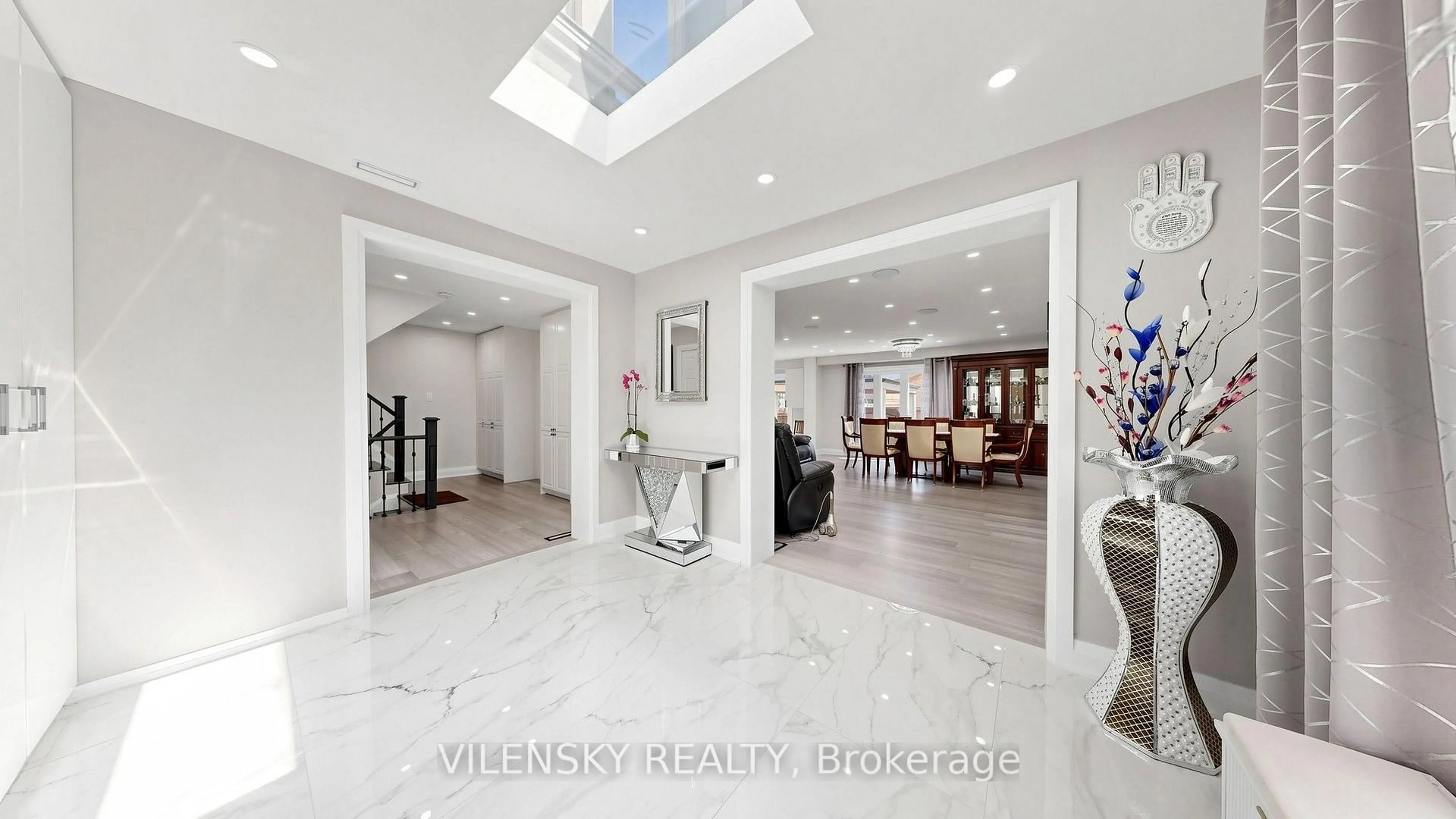 Indoor foyer for 31 Lonny Crt, Vaughan Ontario L4J 3J9