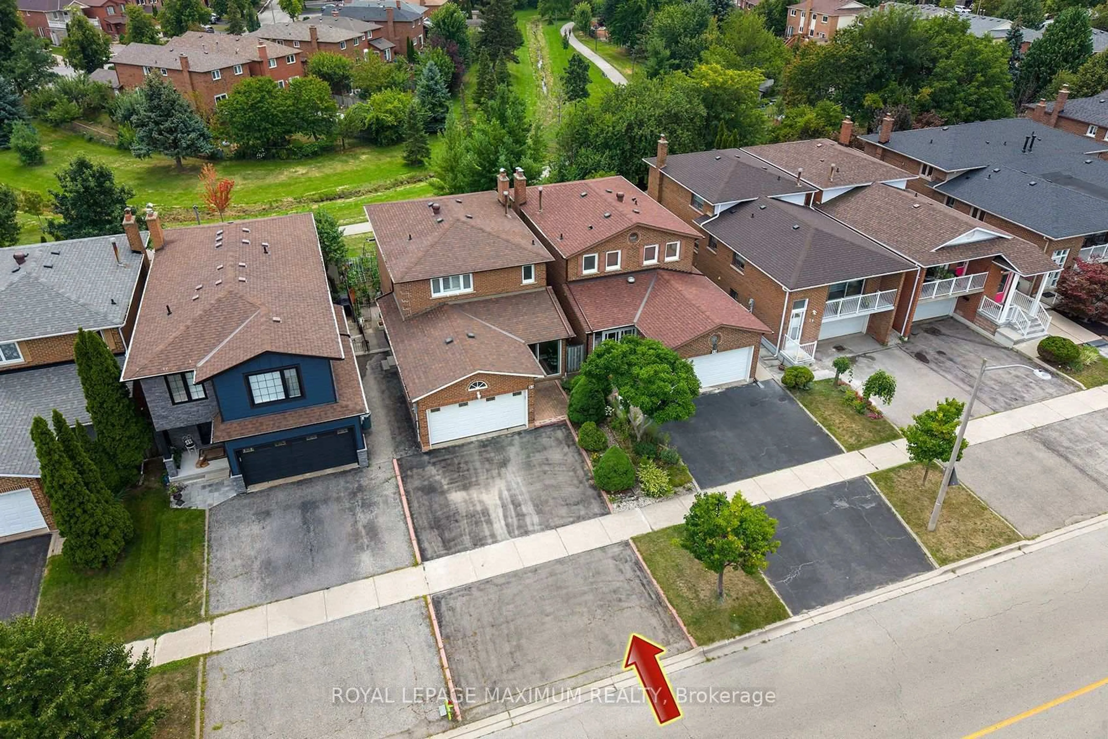 A pic from outside/outdoor area/front of a property/back of a property/a pic from drone, street for 53 Aberdeen Ave, Vaughan Ontario L4L 1C1