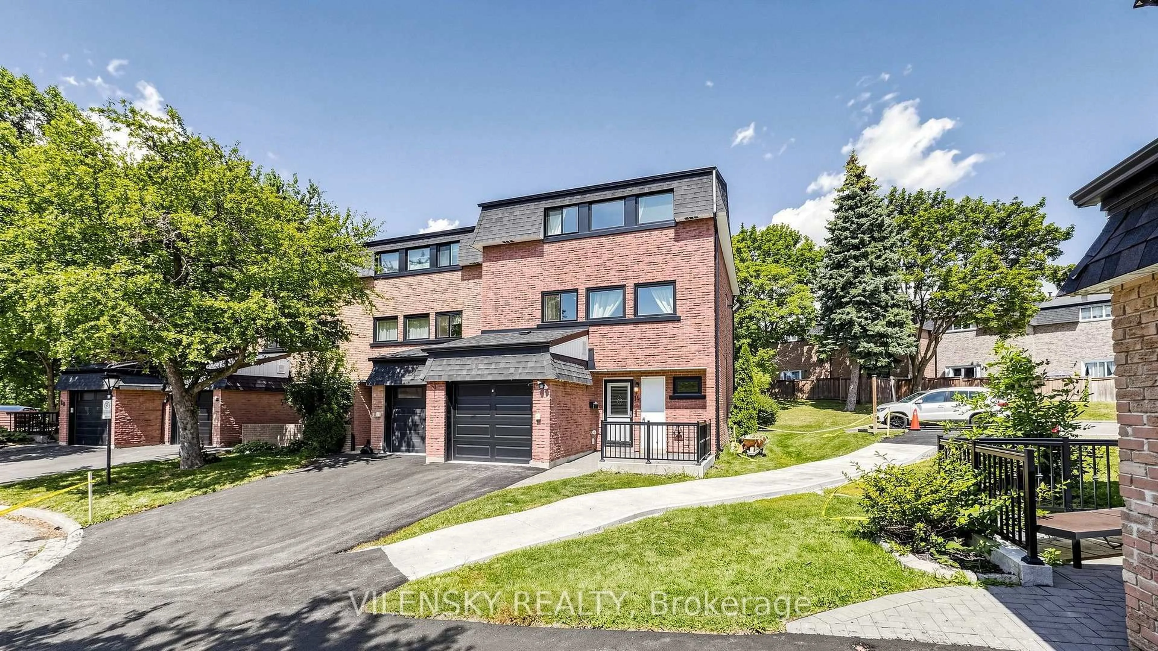 Home with brick exterior material, street for 14 Poplar Cres #19, Aurora Ontario L4G 3L3
