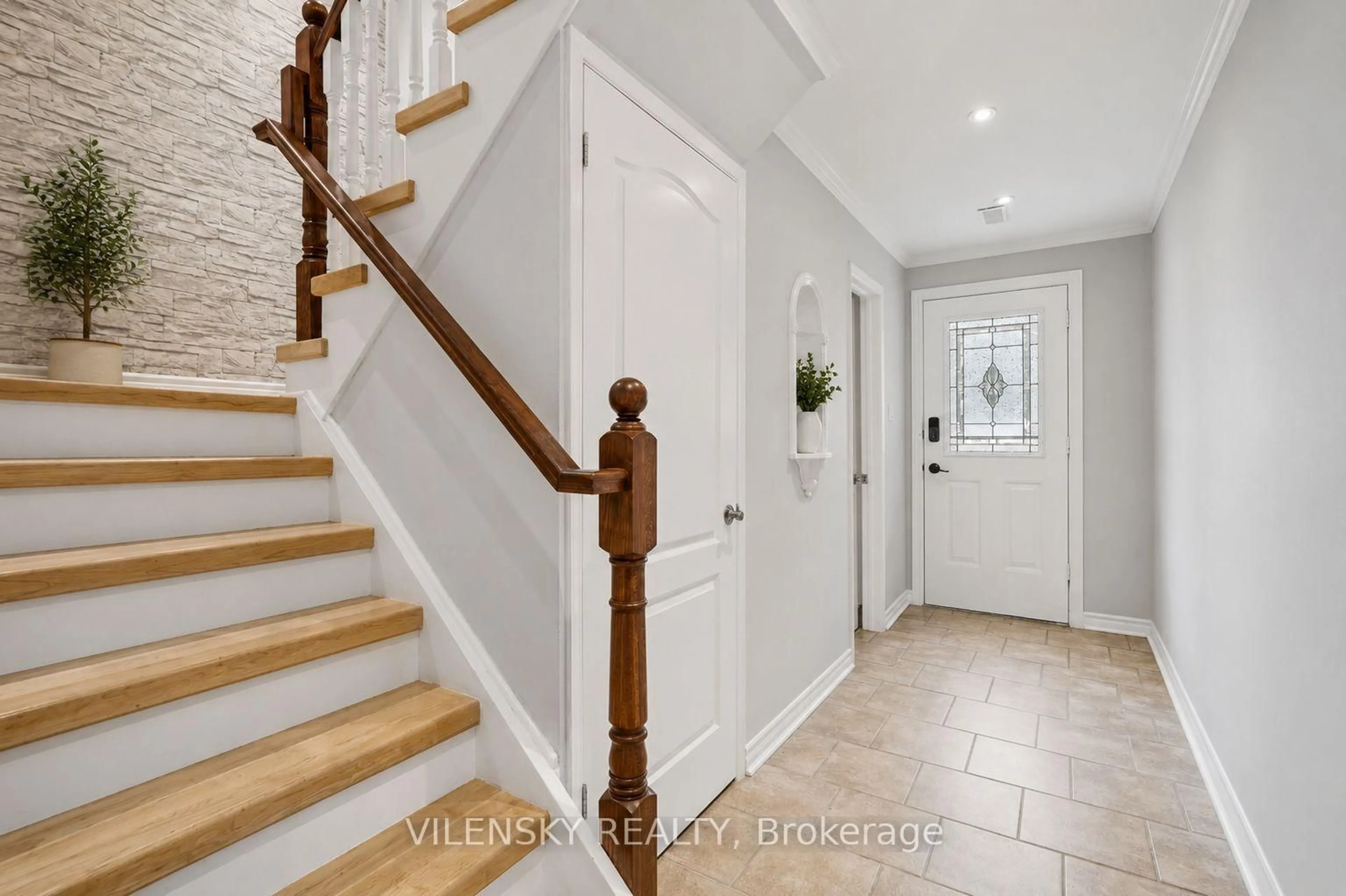 Indoor entryway for 14 Poplar Cres #19, Aurora Ontario L4G 3L3