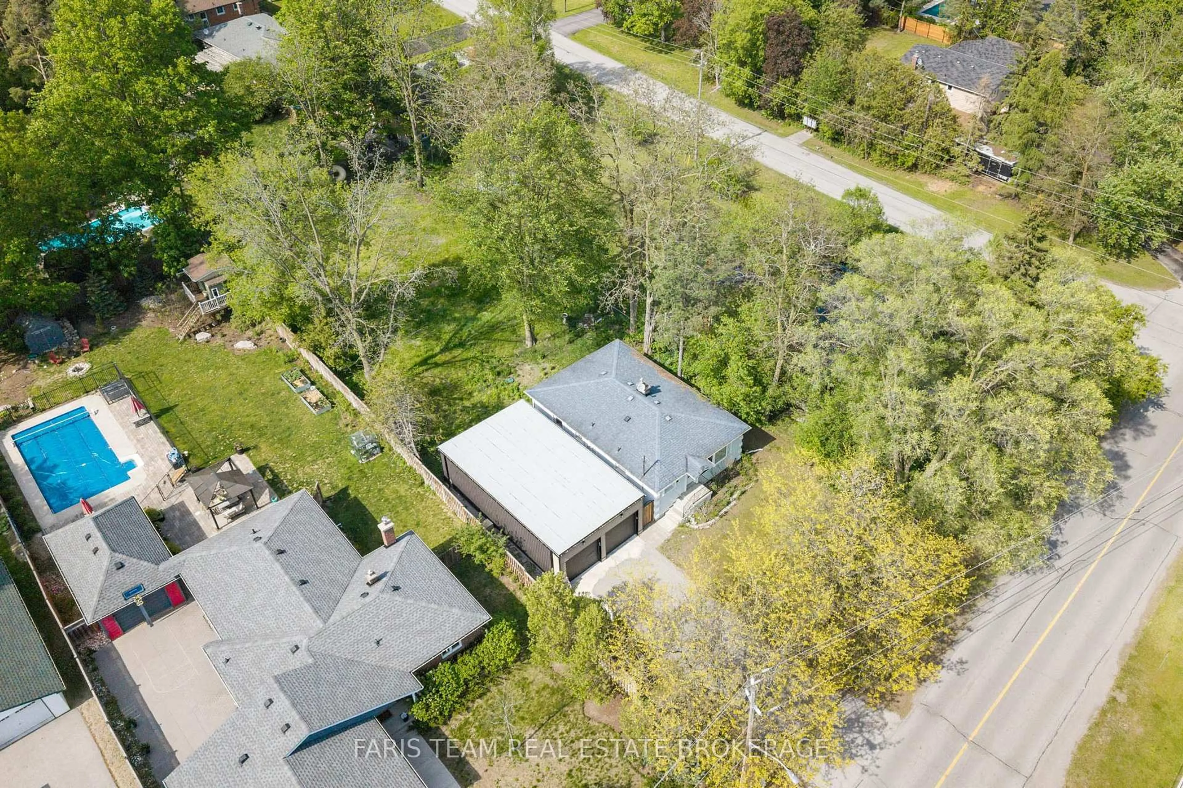 A pic from outside/outdoor area/front of a property/back of a property/a pic from drone, street for 136 Oriole Dr, East Gwillimbury Ontario L9N 1G9