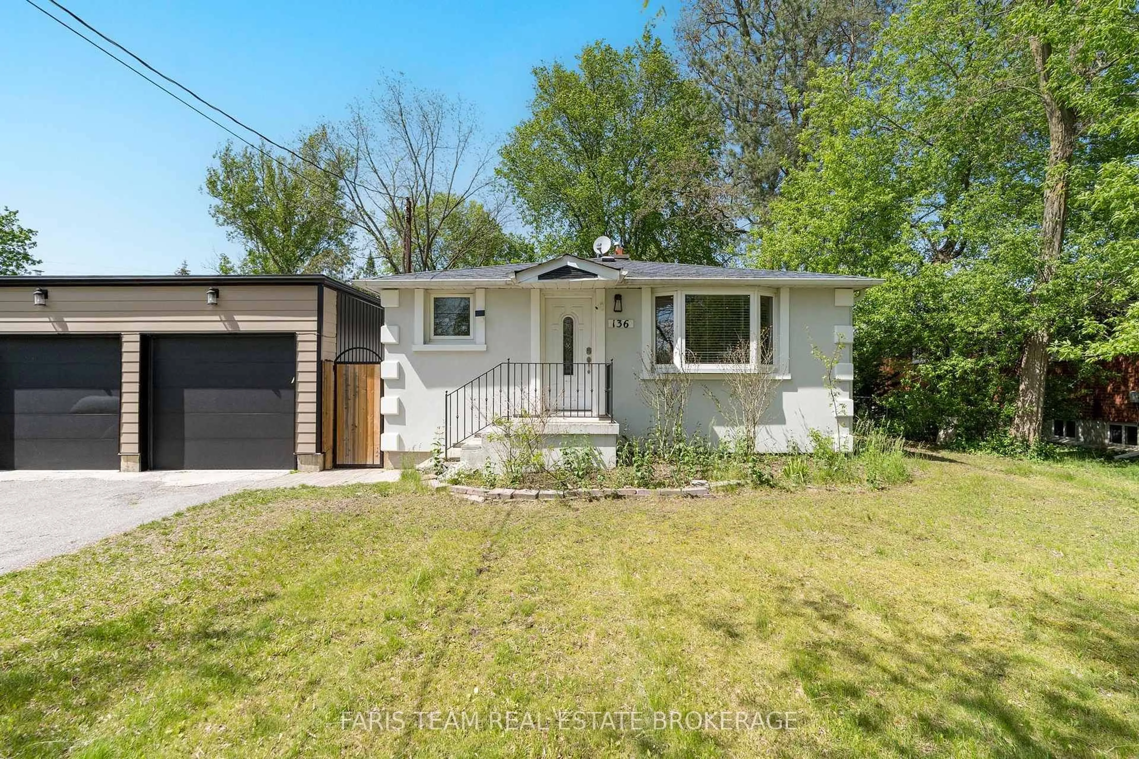Home with vinyl exterior material, street for 136 Oriole Dr, East Gwillimbury Ontario L9N 1G9