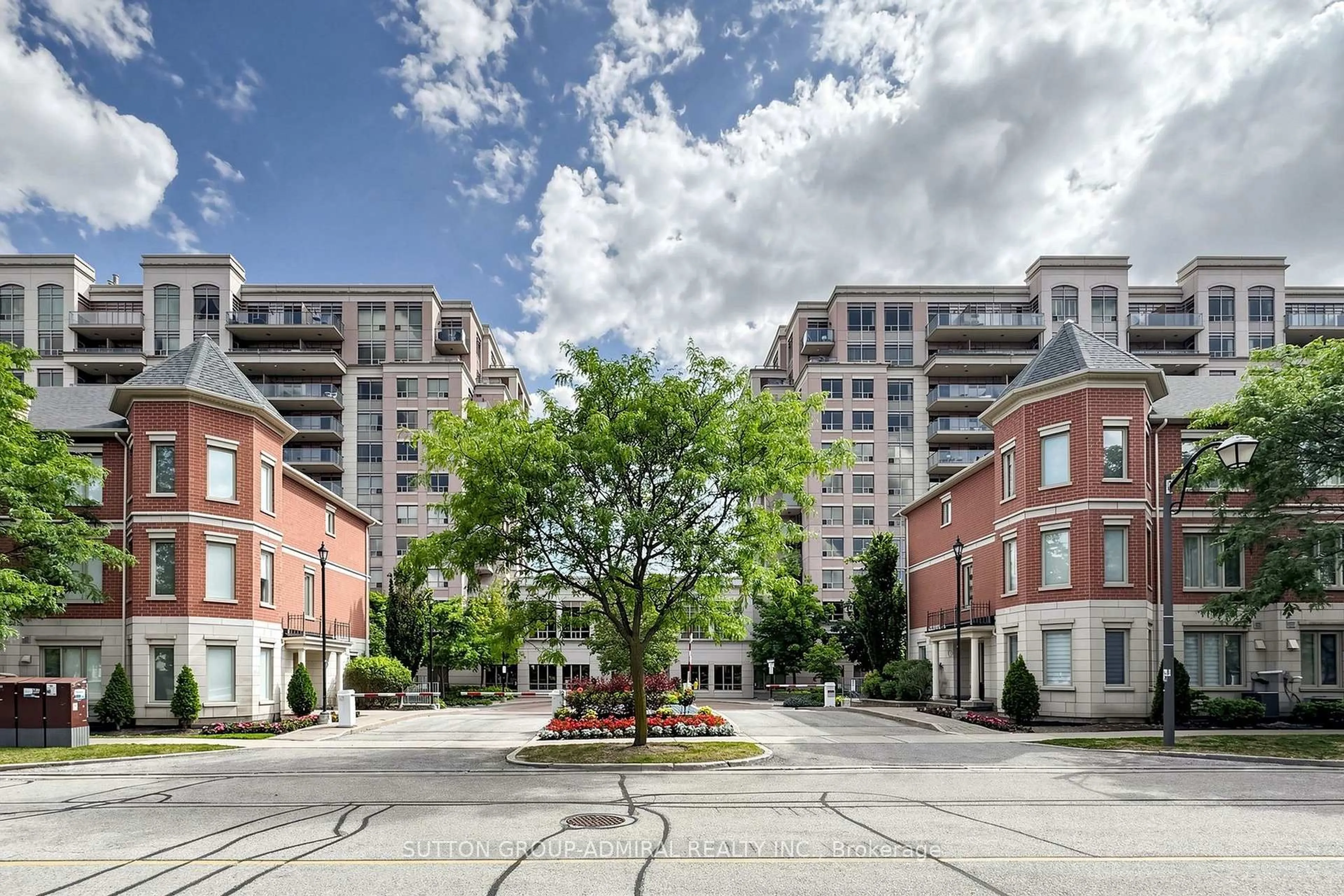Patio, street for 39 Galleria Pkwy #210, Markham Ontario L3T 0A6