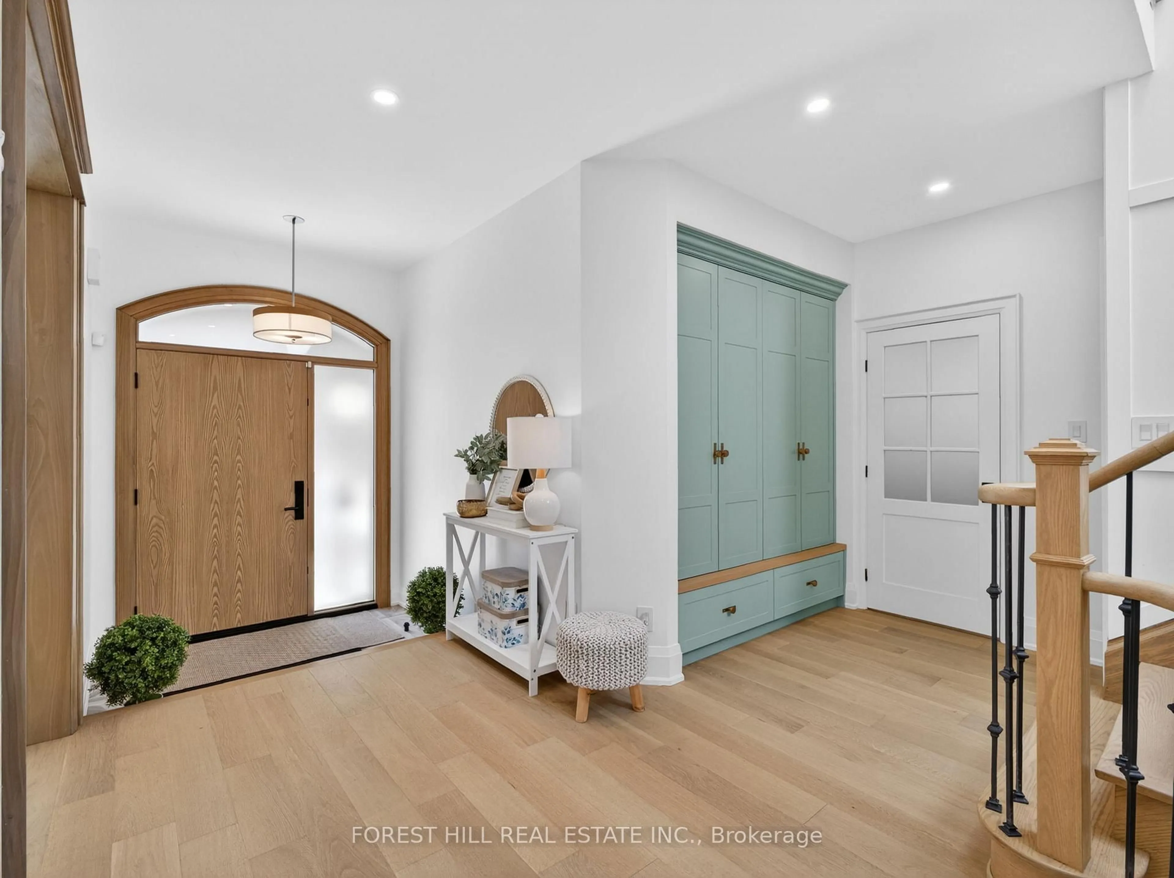 Indoor entryway for 118 Pathlane Rd, Richmond Hill Ontario L4B 4R1