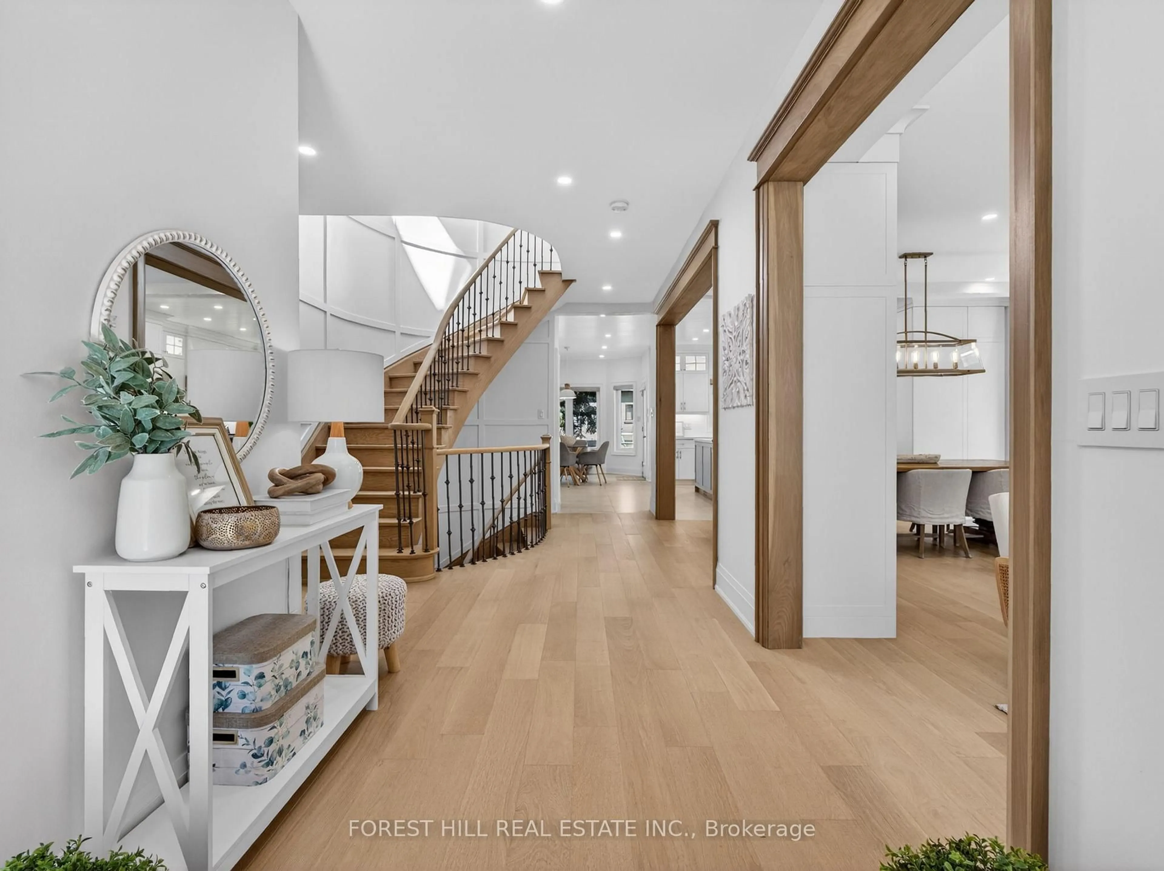 Indoor entryway for 118 Pathlane Rd, Richmond Hill Ontario L4B 4R1