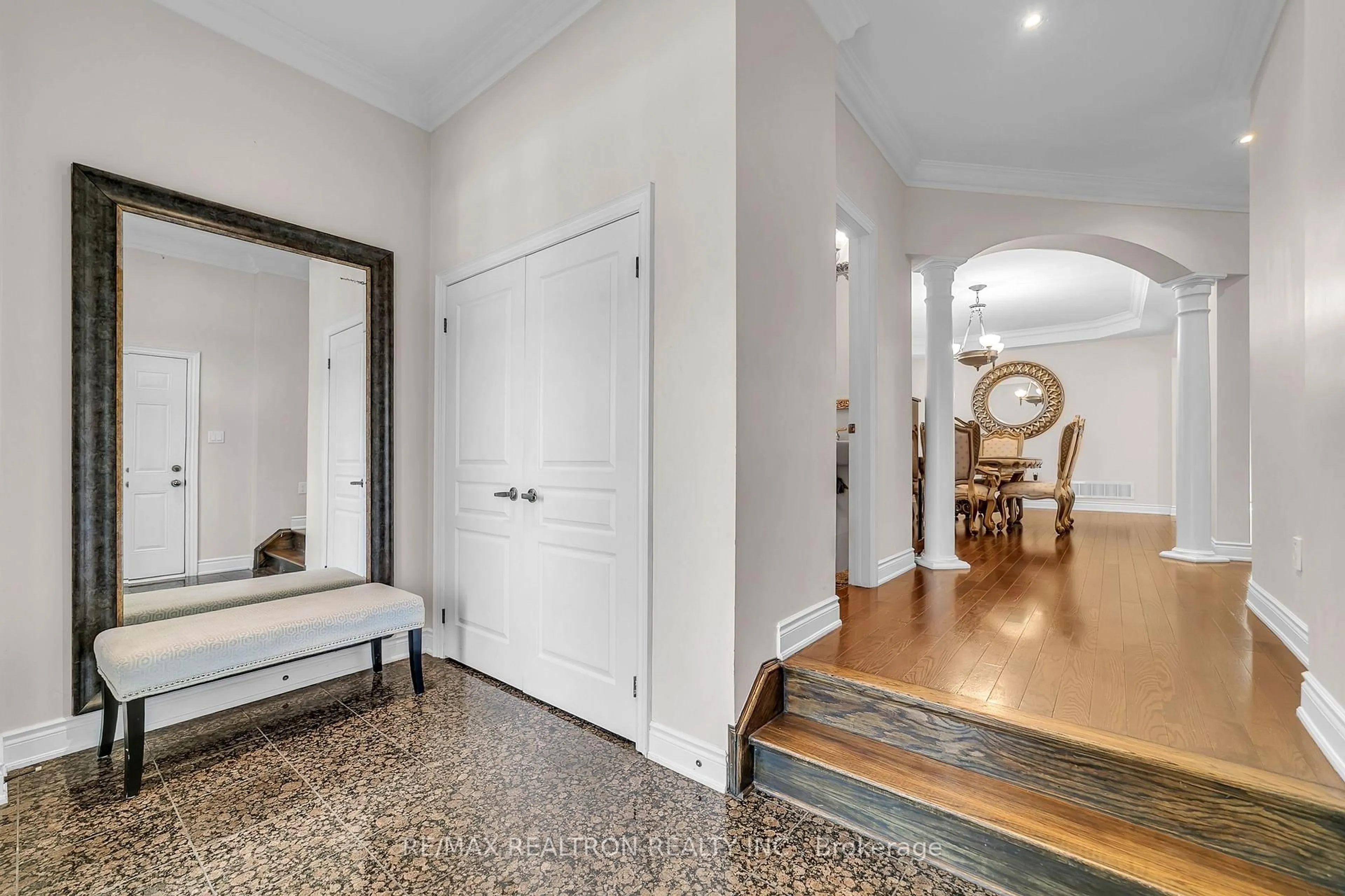 Indoor entryway for 20 Rock Elm Crt, Vaughan Ontario L6A 4C2