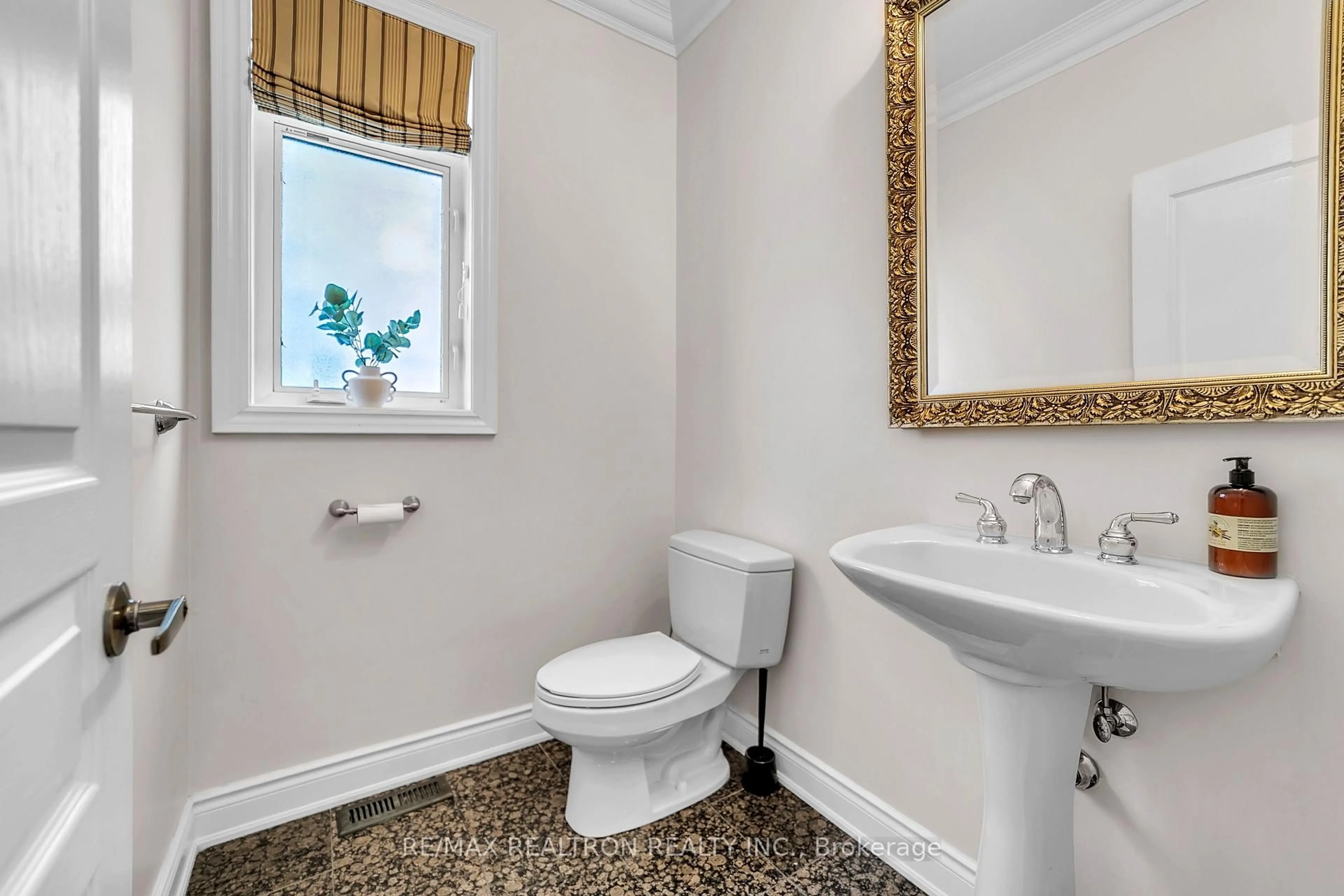 Standard bathroom, ceramic/tile floor for 20 Rock Elm Crt, Vaughan Ontario L6A 4C2