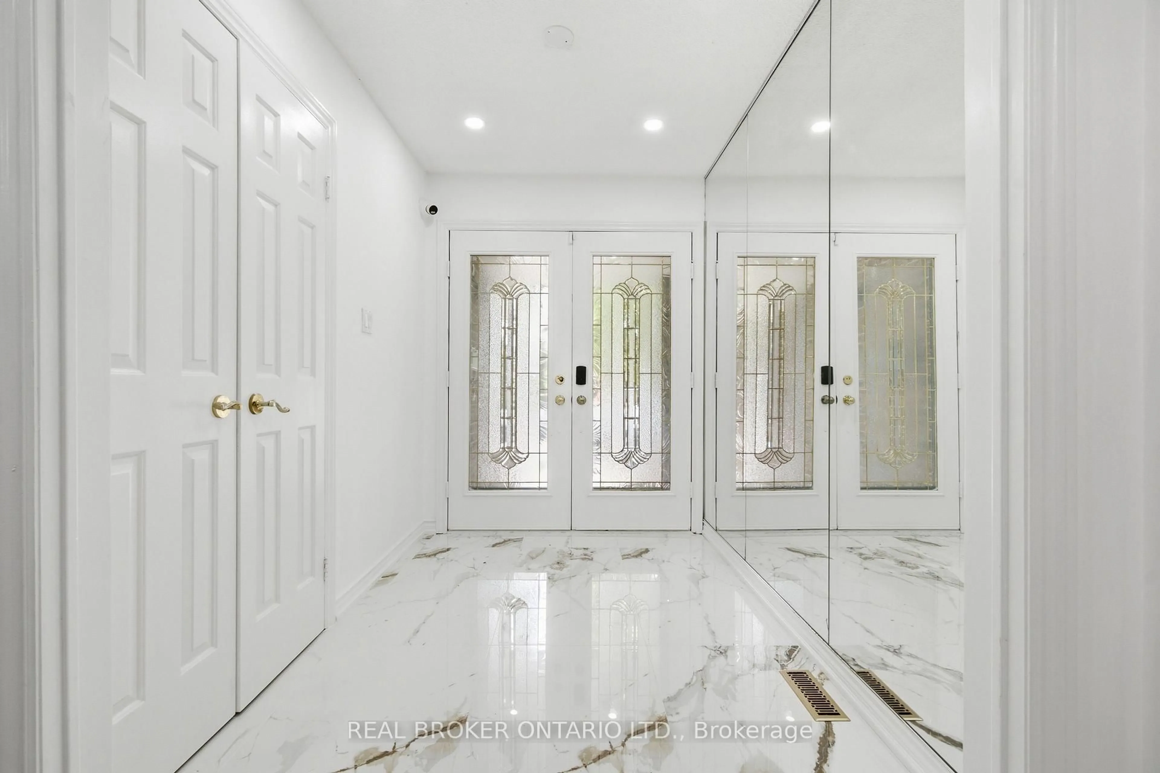 Indoor foyer for 94 Roxana Ave, Vaughan Ontario L4L 3Y8
