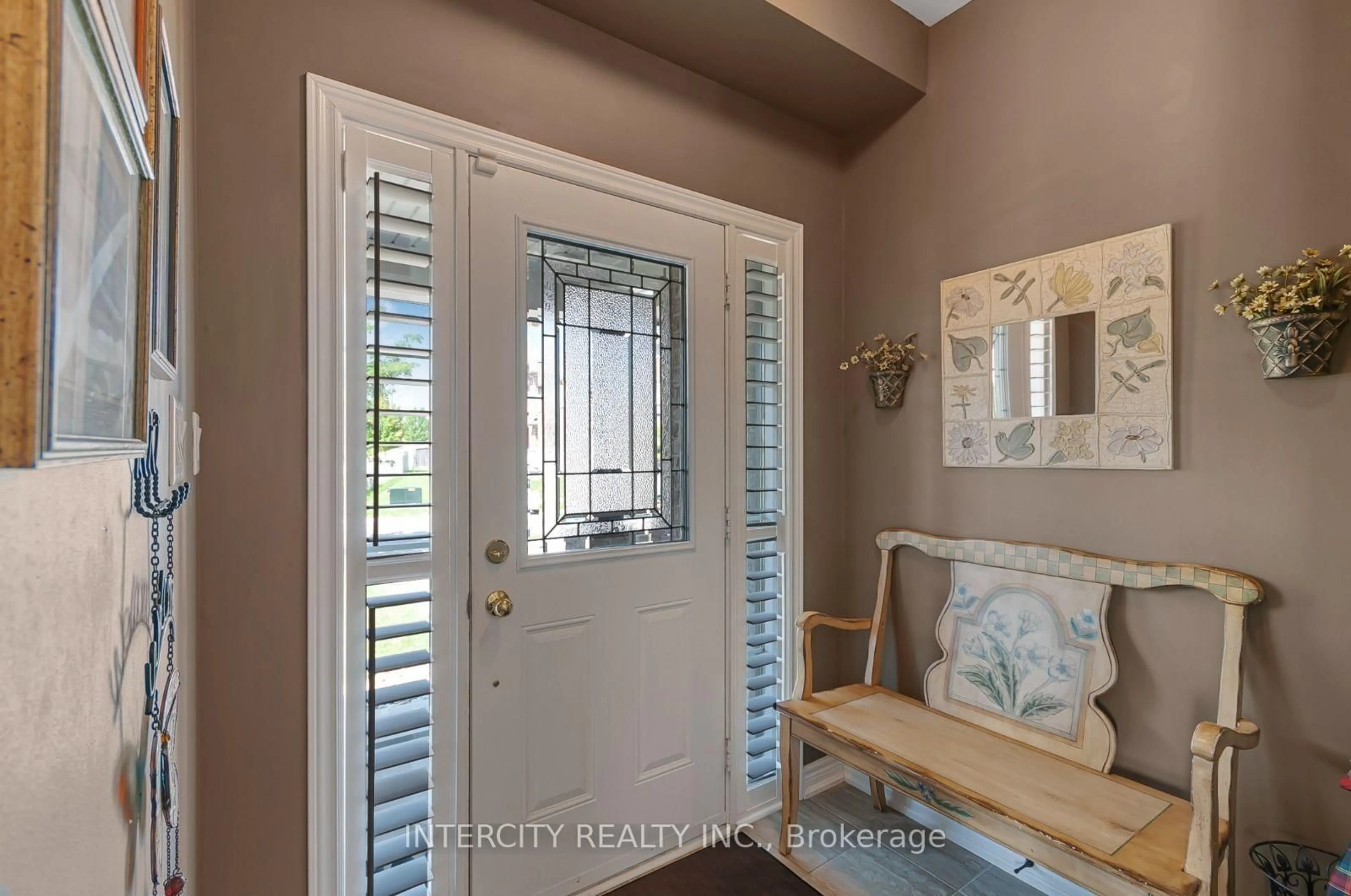 Indoor entryway for 1359 Dallman St, Innisfil Ontario L0L 1W0