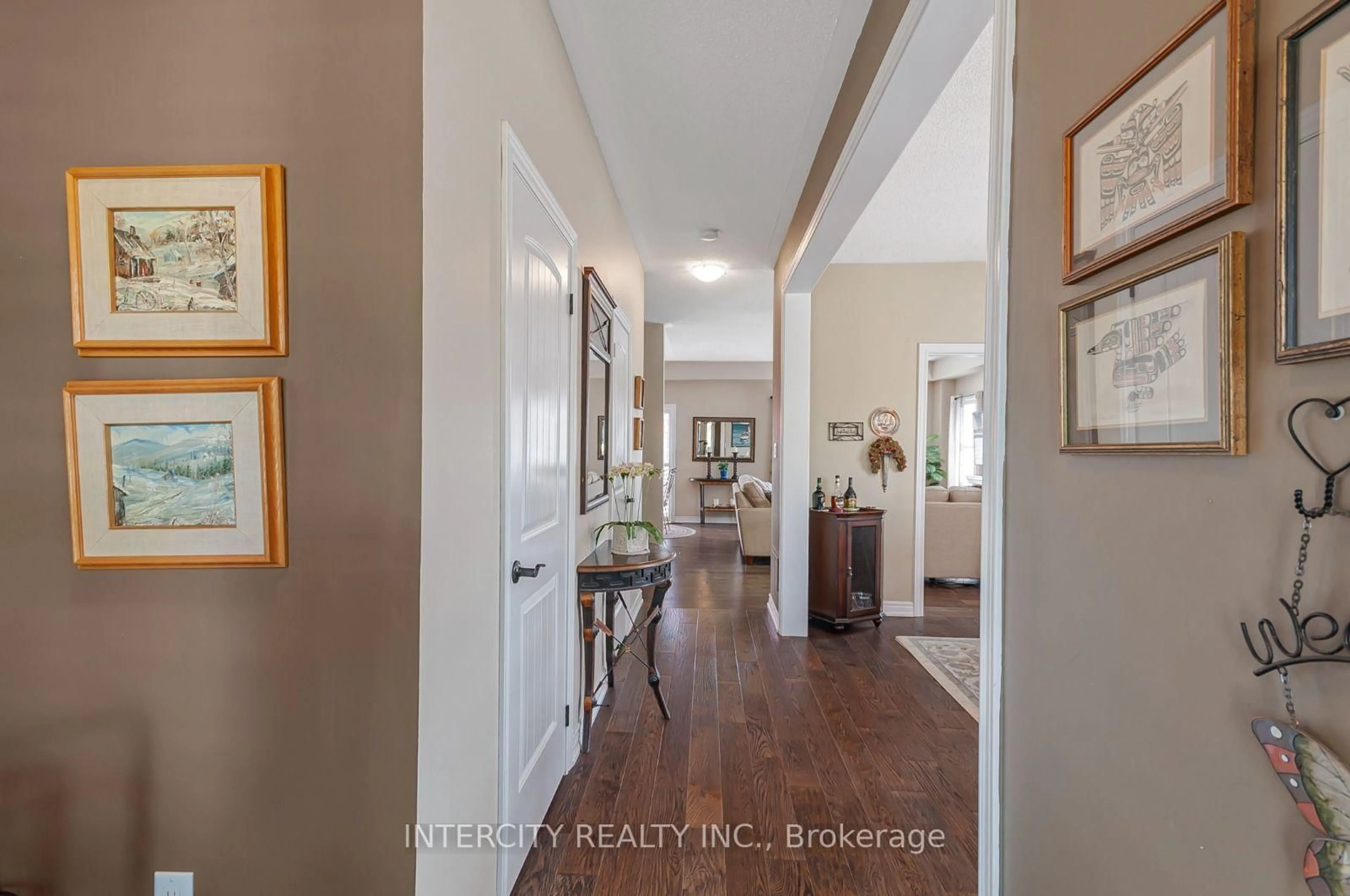 Indoor entryway for 1359 Dallman St, Innisfil Ontario L0L 1W0